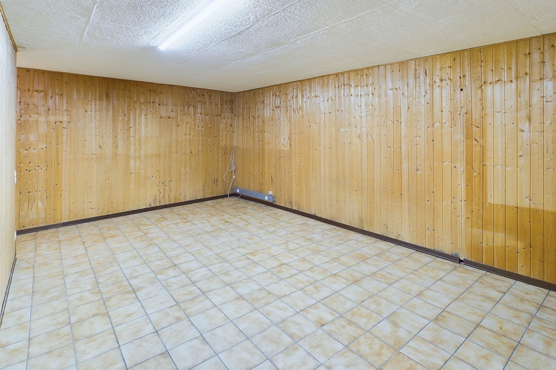Leerer Kellerraum mit Holzverkleidung