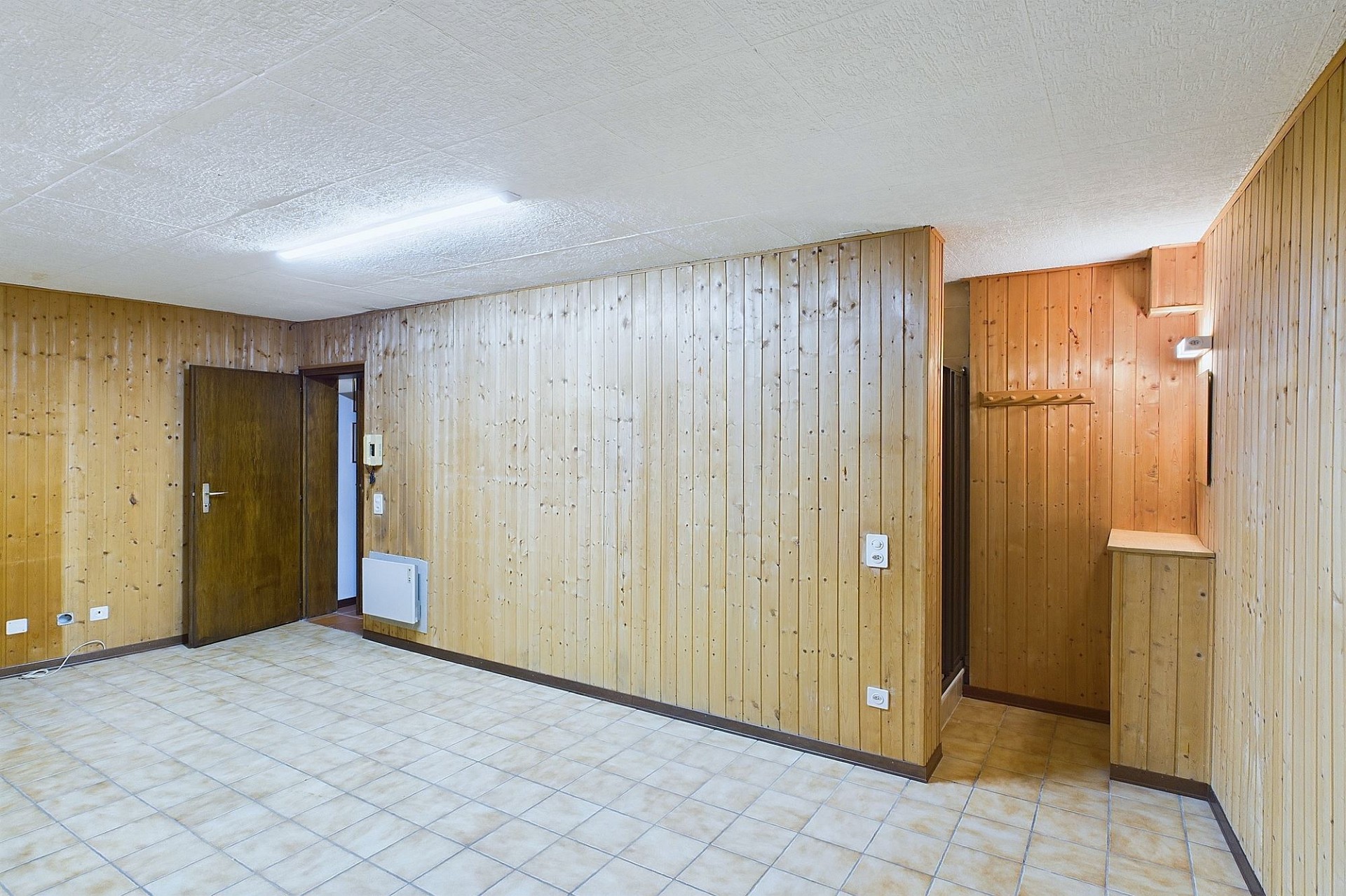 Großer leerer Raum mit Holzverkleidung