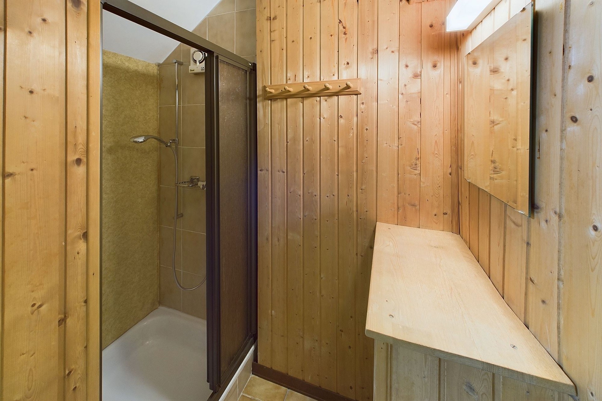 Holzverkleidetes Badezimmer mit Dusche