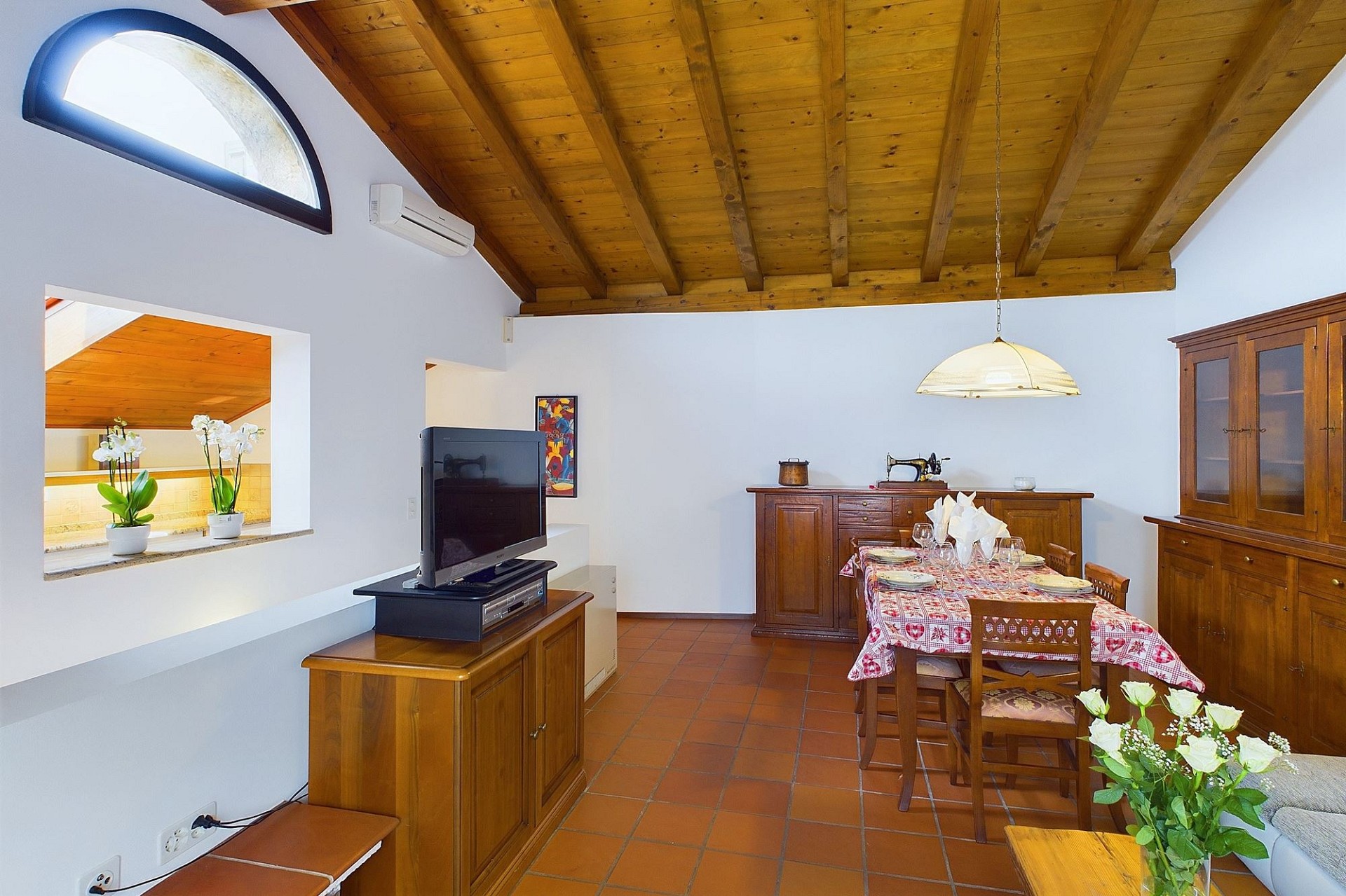 Essbereich mit rustikalem Holzinterieur