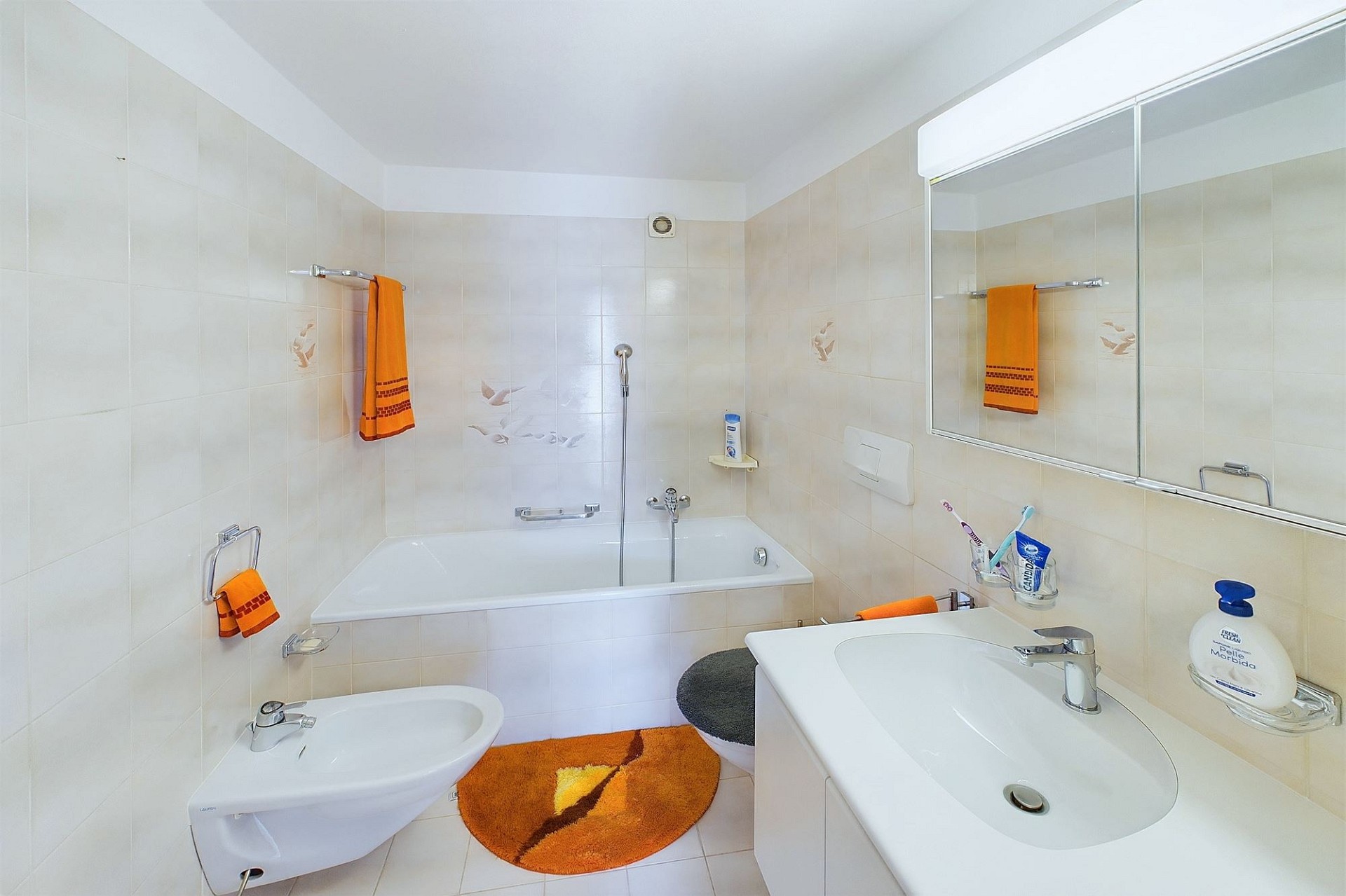 Helles Badezimmer mit Wanne und Doppelwaschtisch