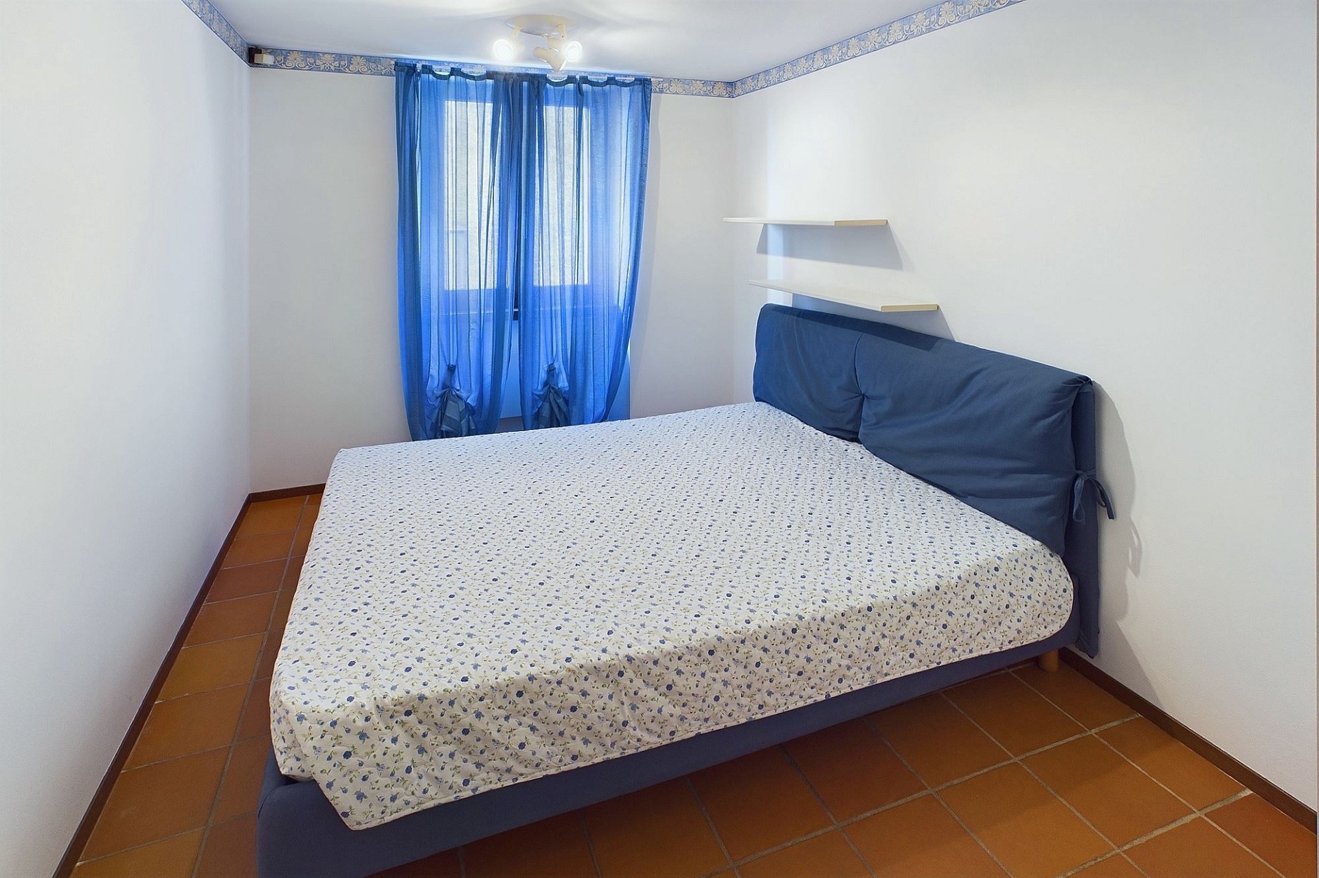 Kleines Schlafzimmer mit Doppelbett