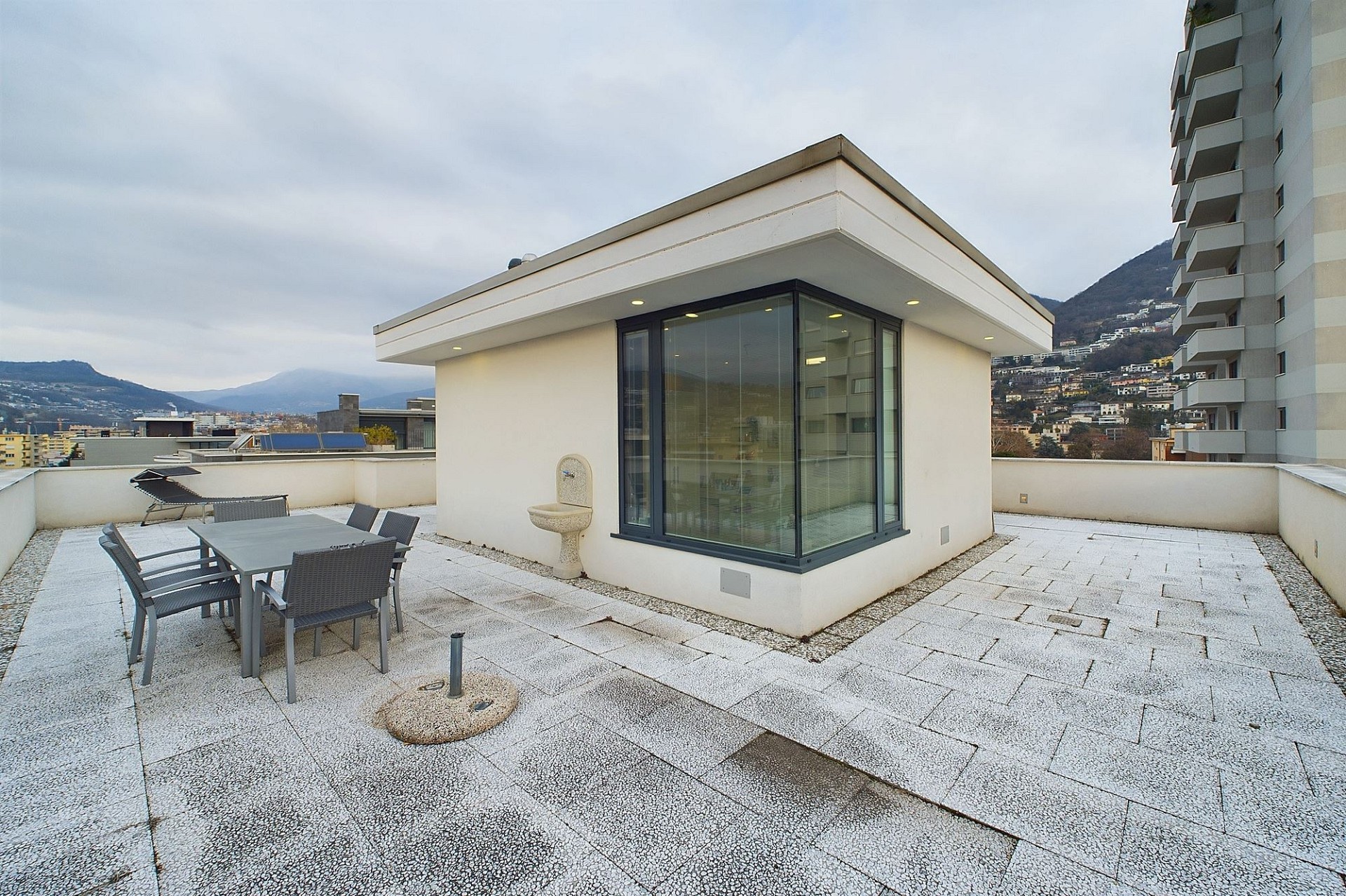 Dachterrasse mit moderner Aufbaufassade