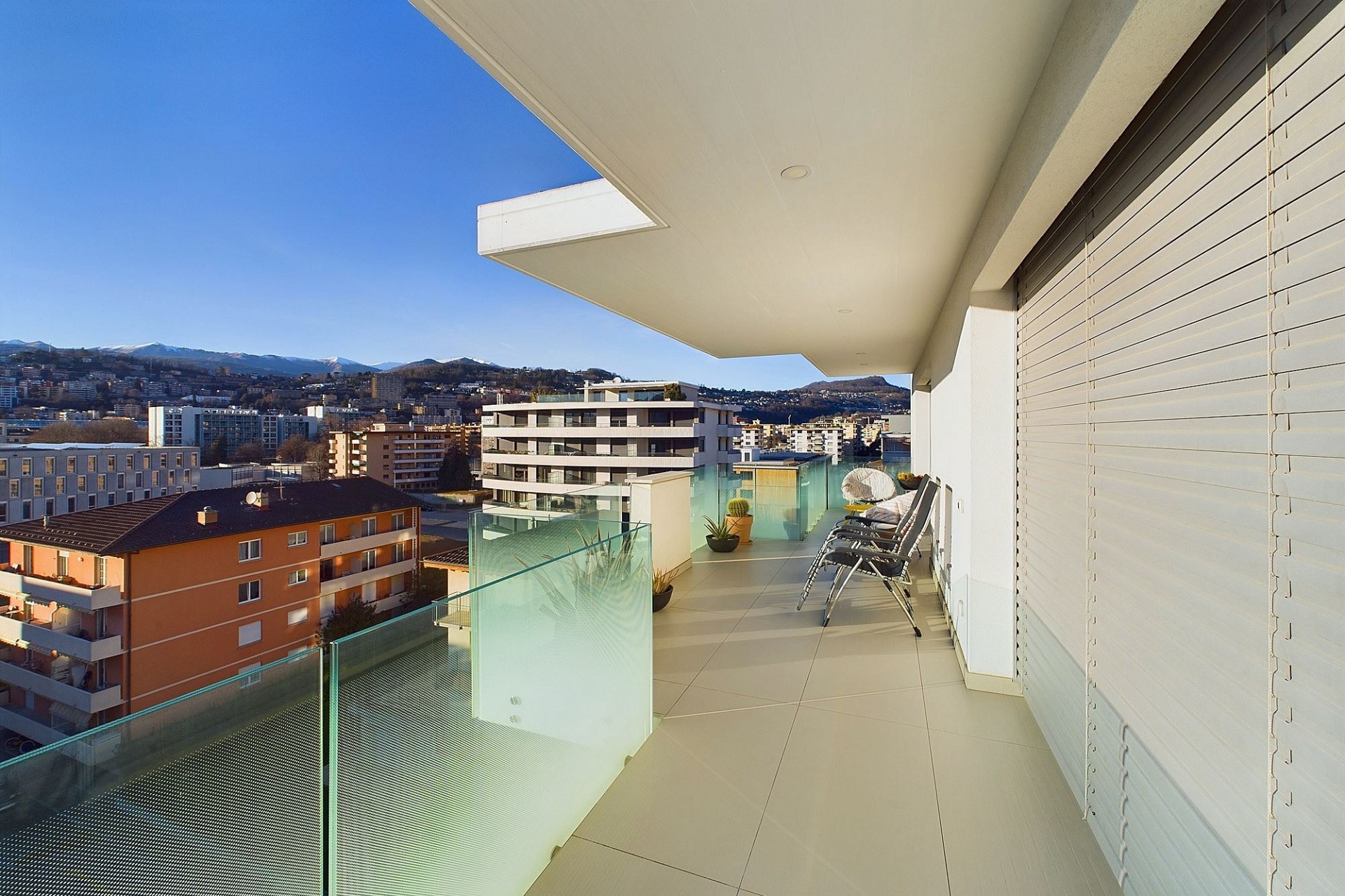 Großer Balkon mit Stadt- und Bergblick