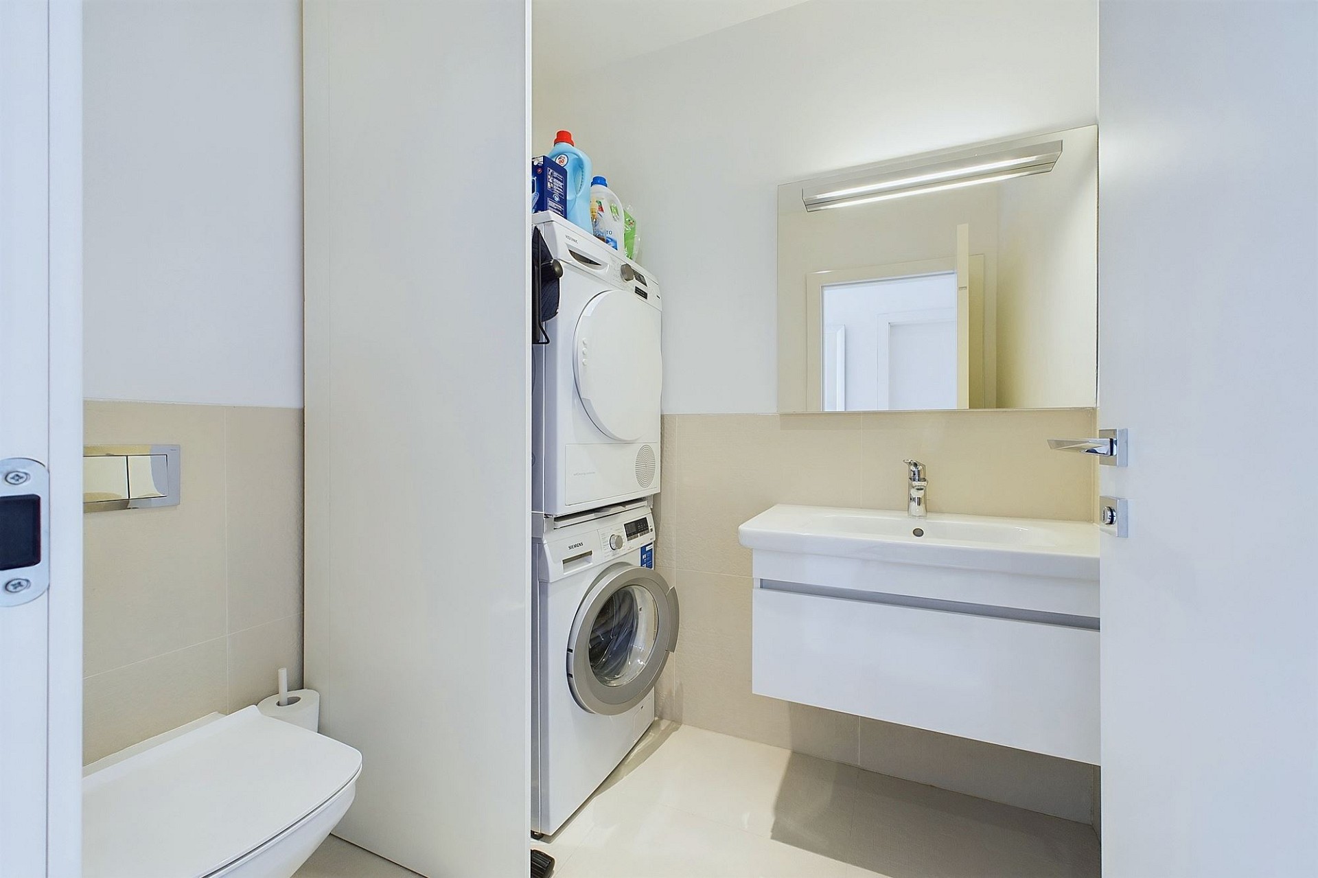Kleines modernes Badezimmer mit Waschmaschinenbereich