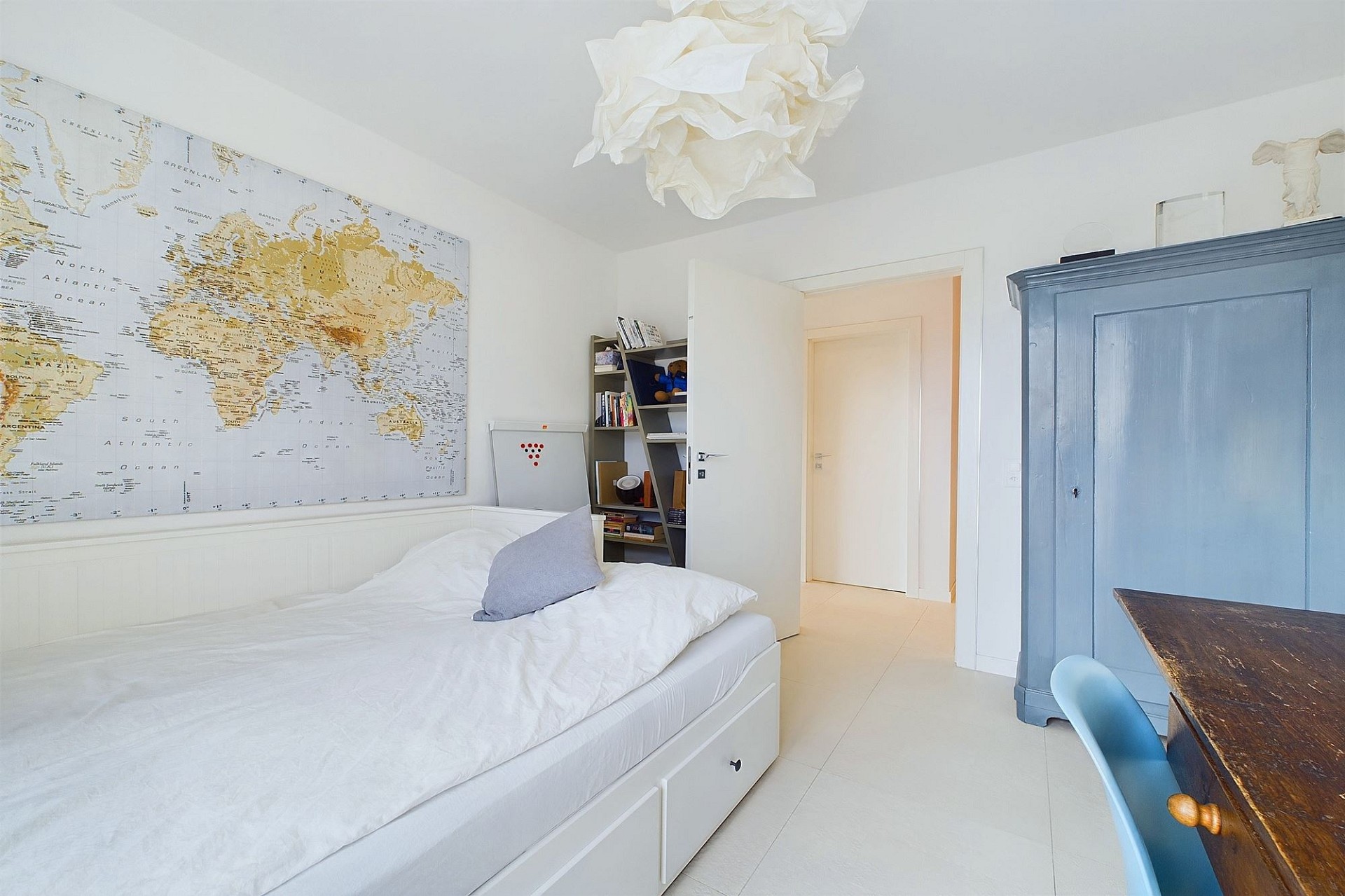 Helles Schlafzimmer mit Weltkartenwand