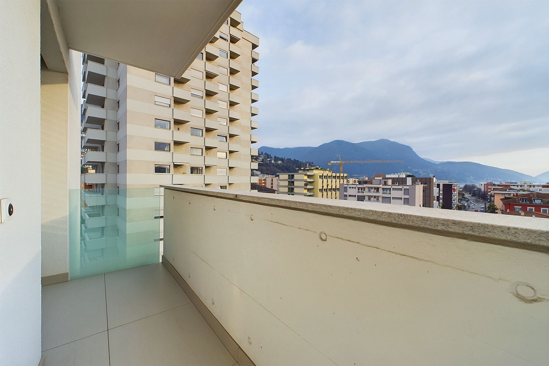 Balkon mit Stadt- und Bergblick