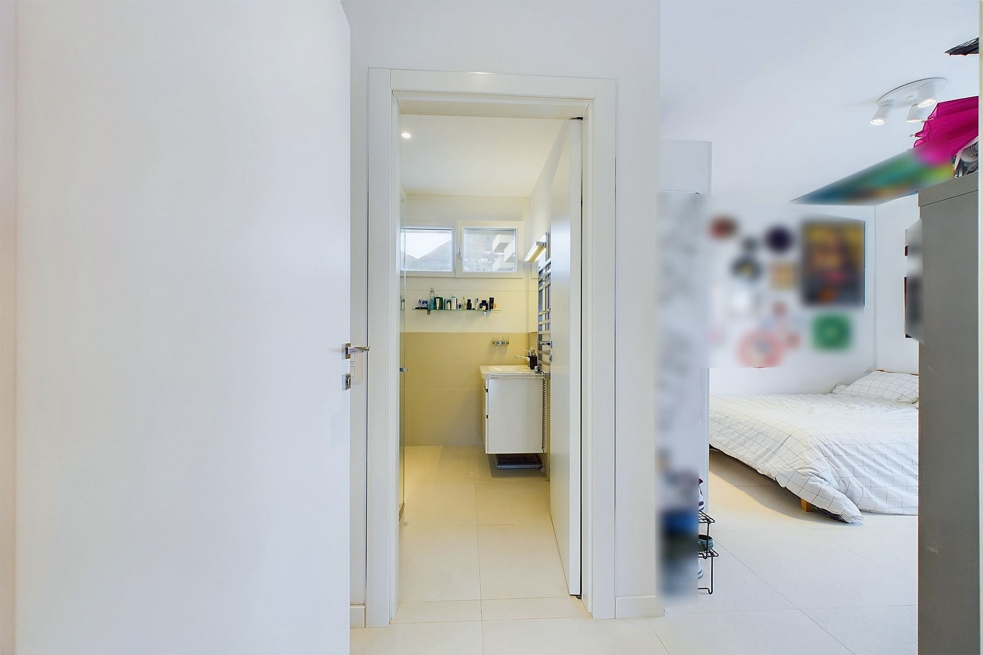 Heller Innenraum mit Schlafzimmer und angrenzendem Bad