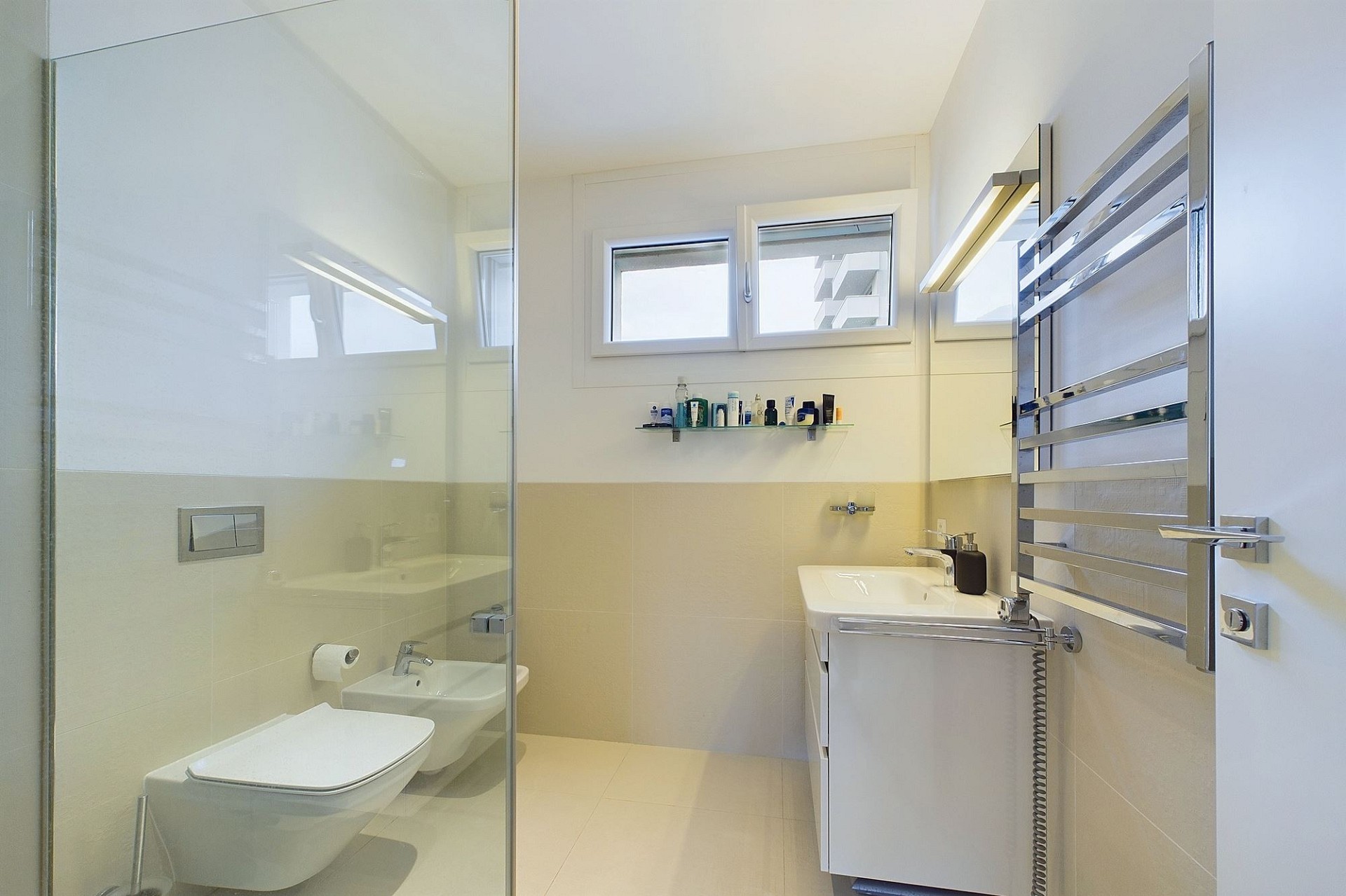 Helles, modernes Badezimmer mit WC und Waschbecken