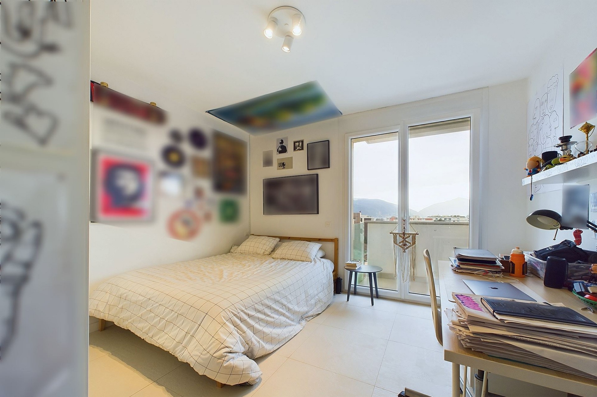 Helles Schlafzimmer mit Balkonzugang