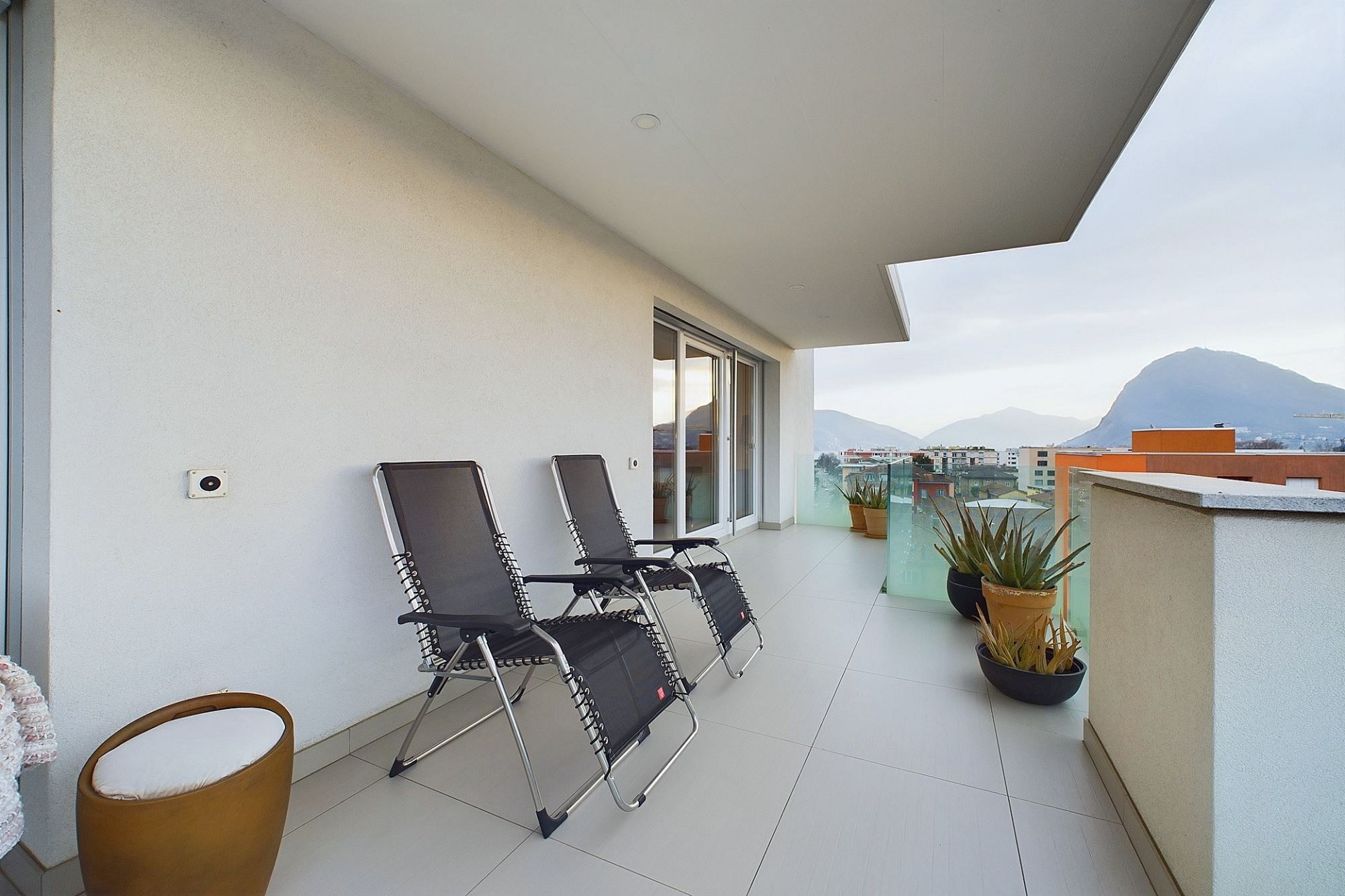 Balkon mit Liegestühlen und Bergblick