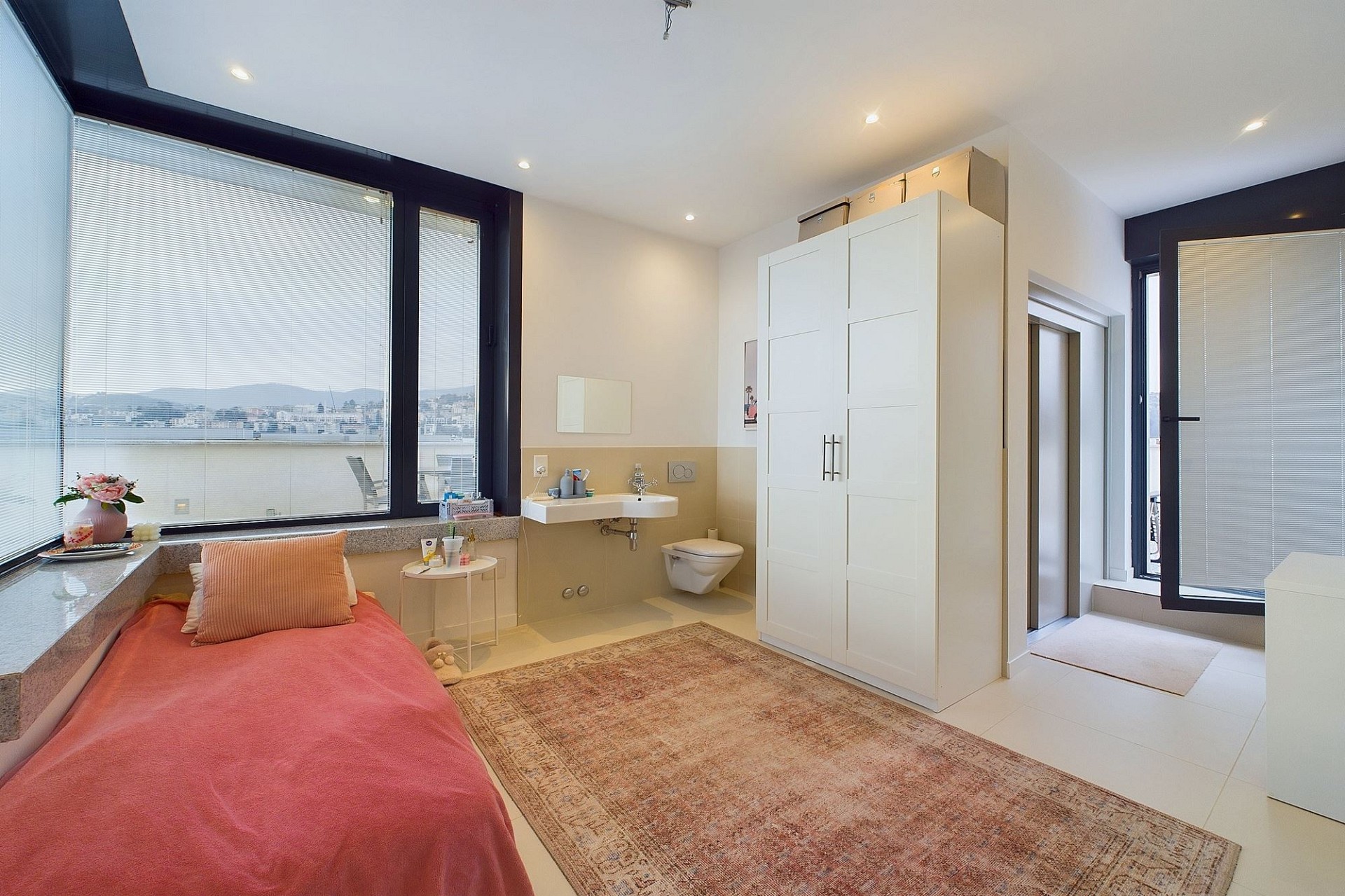 Modernes Schlafzimmer mit integriertem Badbereich