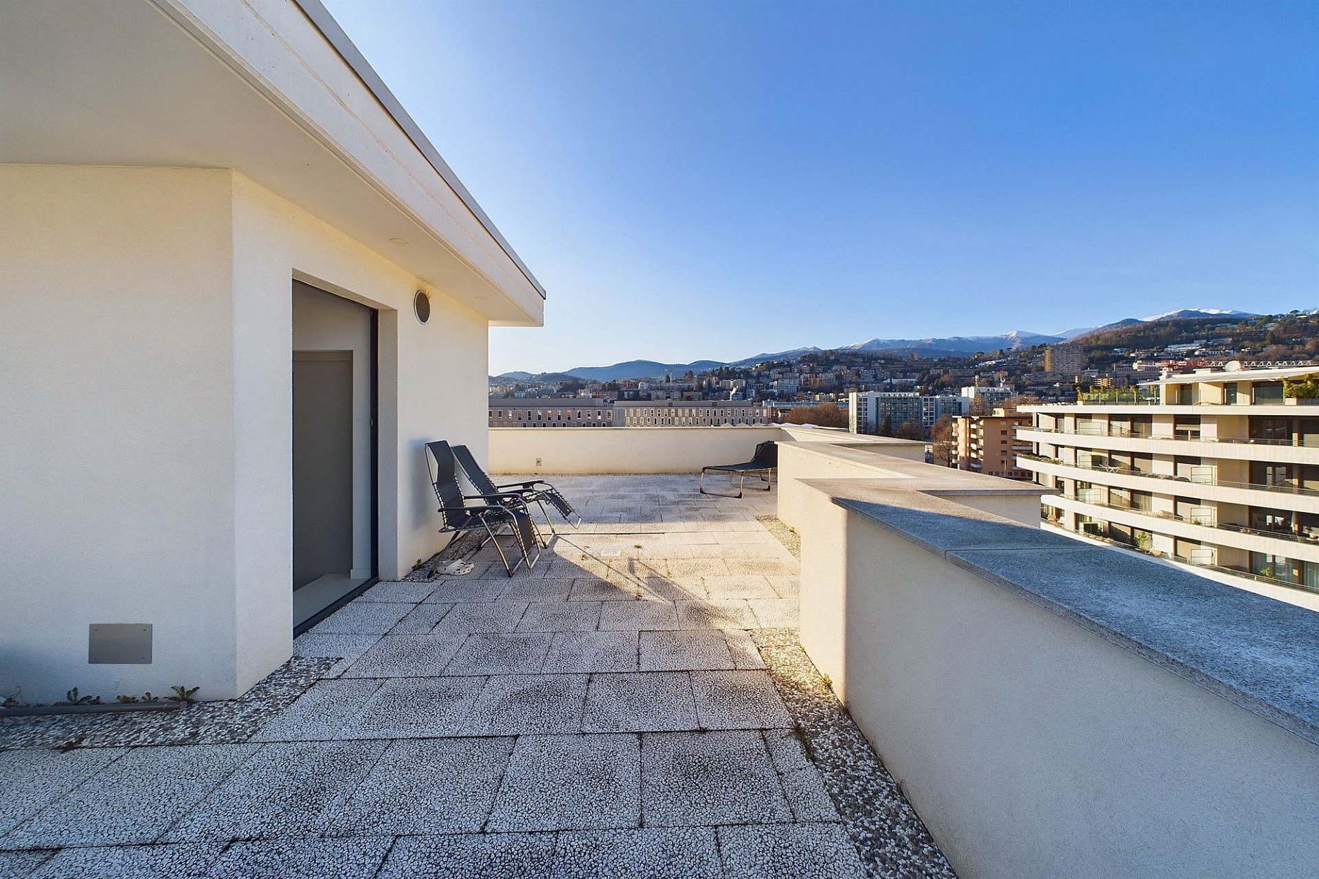 Dachterrasse mit Stadt- und Bergblick