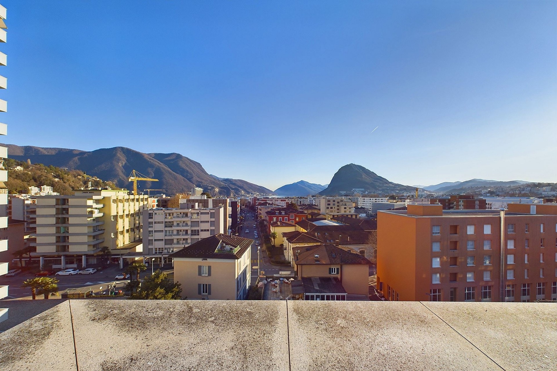 Stadtblick vom Balkon oder Dachterrasse