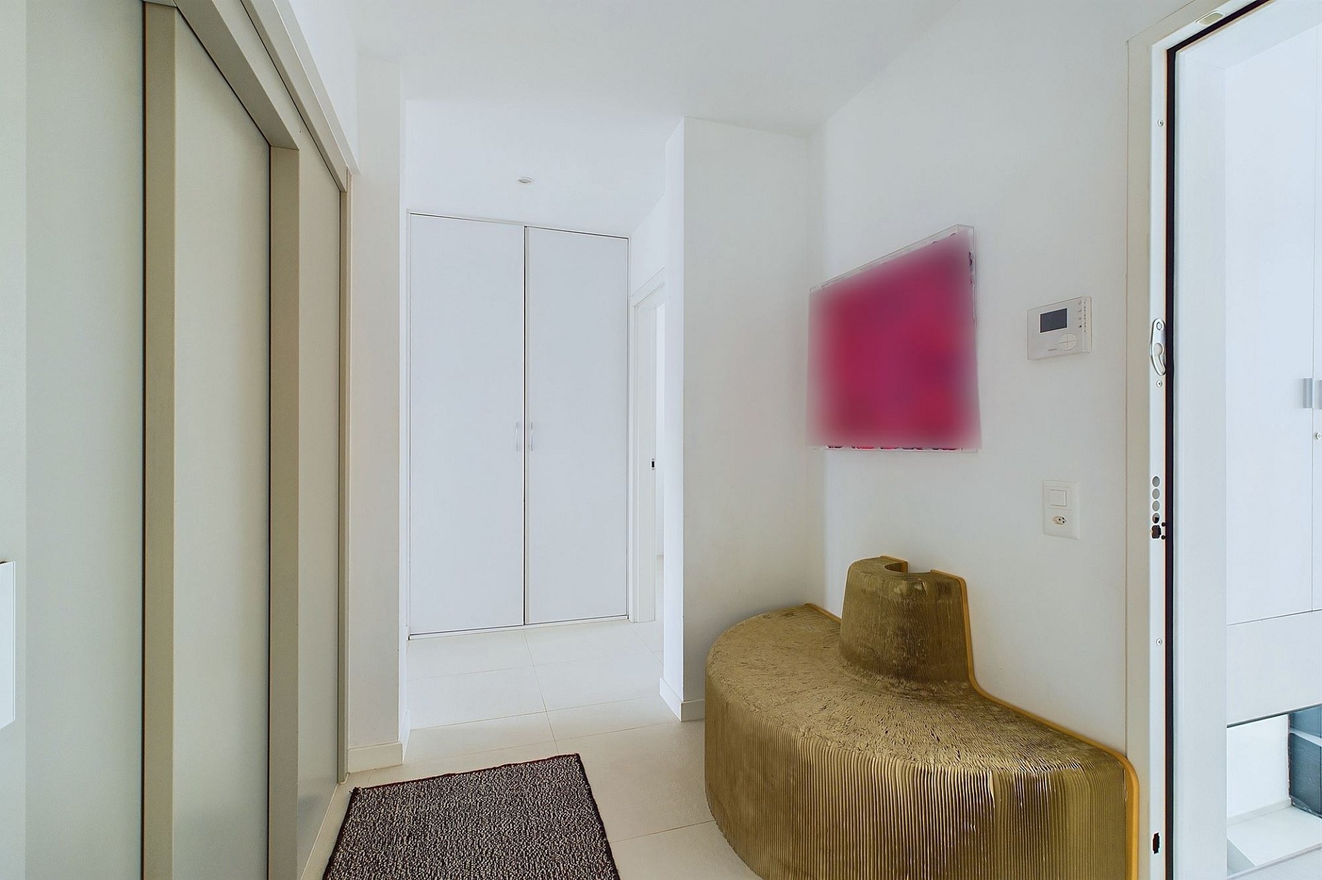 Heller Eingangsbereich mit Einbauschrank und Sitzbank
