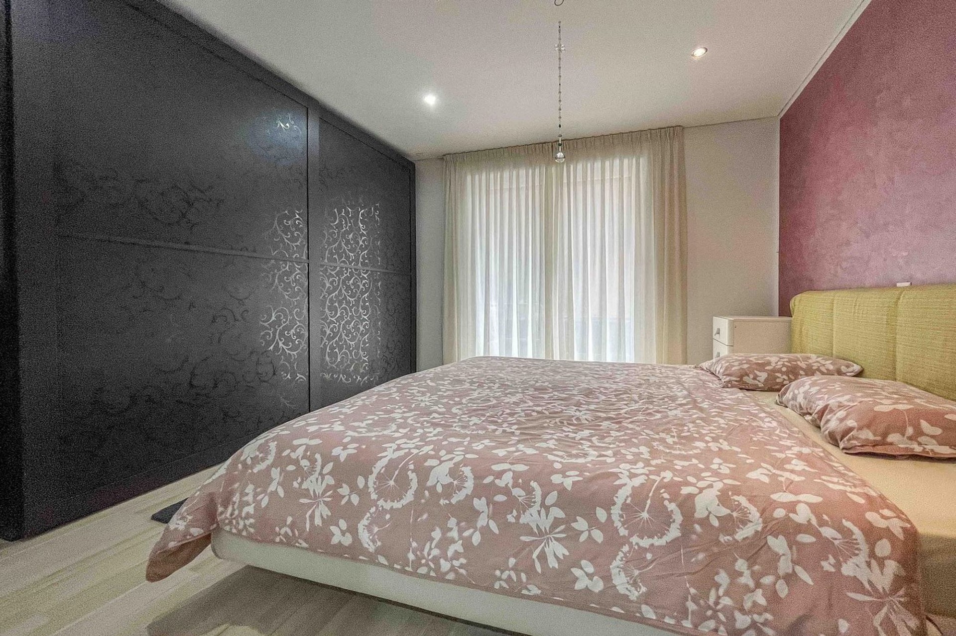 Schlafzimmer mit großem Schrank und Fenster