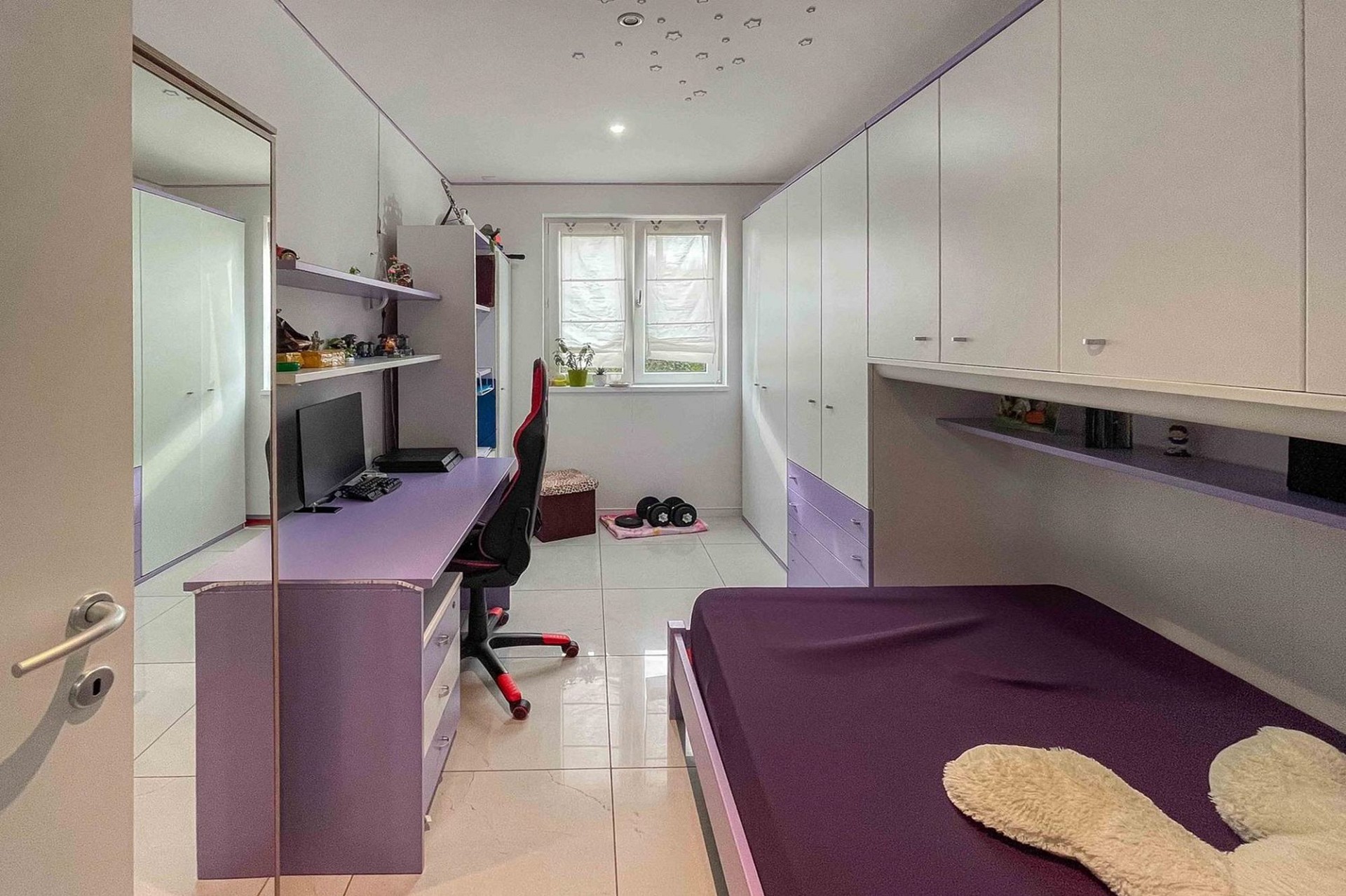Schmales Schlafzimmer mit Einbauschränken