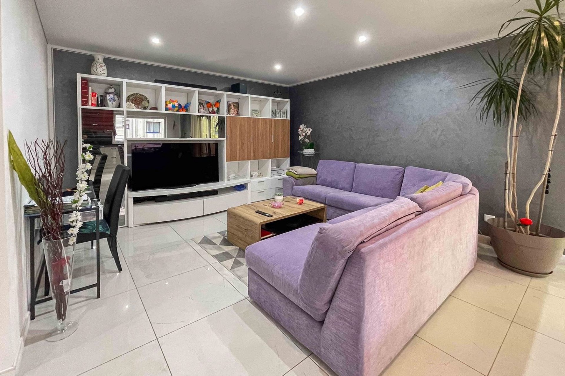 Modernes Wohnzimmer mit Ecksofa und Medienwand