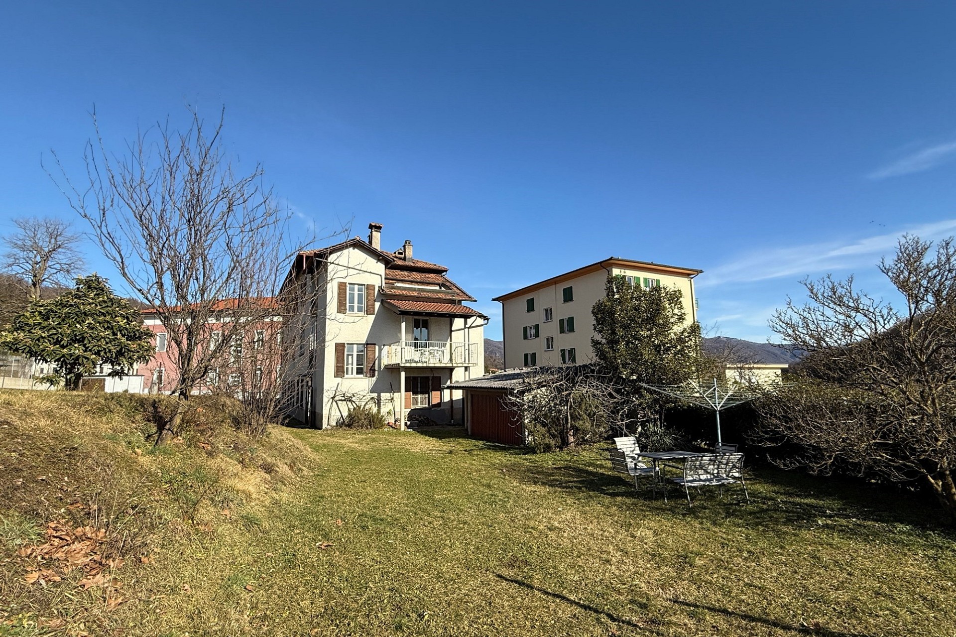 Landschaft mit Wohnhäusern und Garten
