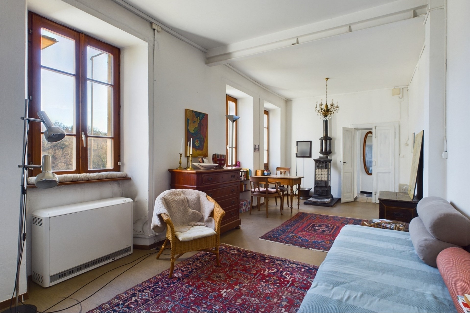 Heller Wohnraum mit historischen Details
