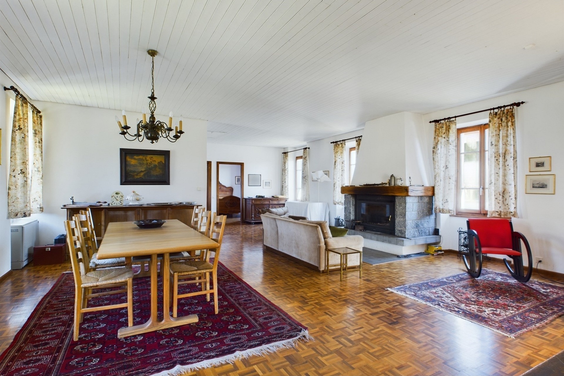 Großzügiges Wohnzimmer mit Essbereich und Kamin