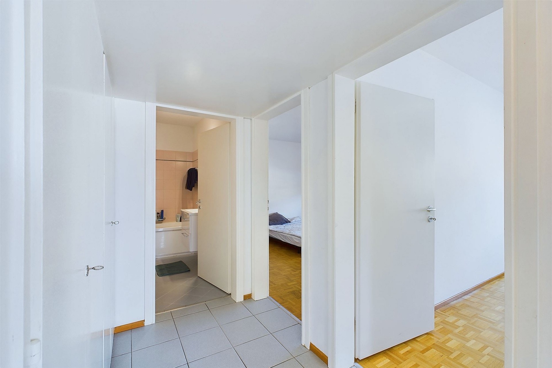 Heller Flur mit Blick in Bad und Schlafzimmer