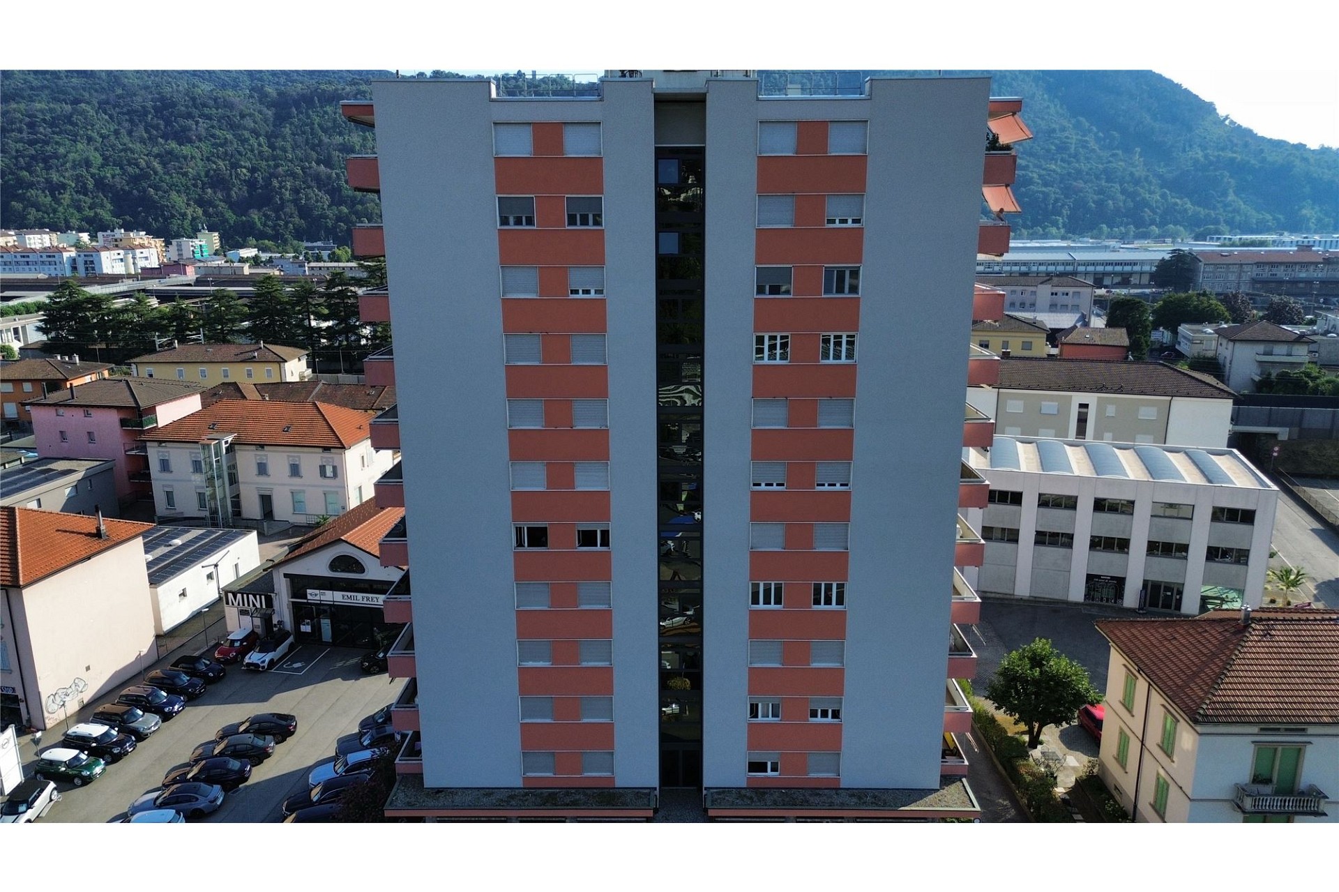 Mehrfamilienhaus in städtischer Umgebung mit Bergkulisse