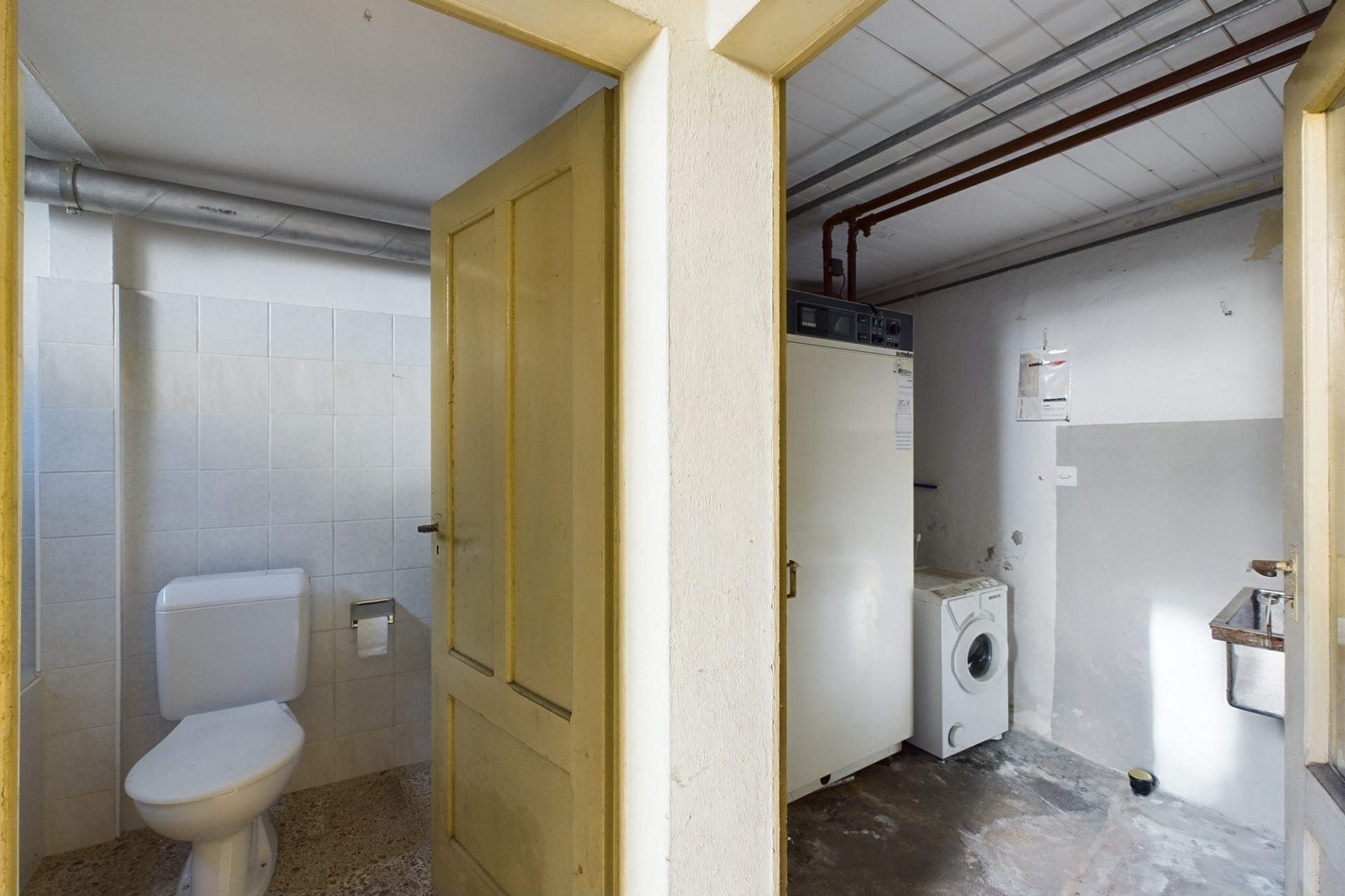 Kleiner Funktionsraum mit WC und Hauswirtschaftsbereich