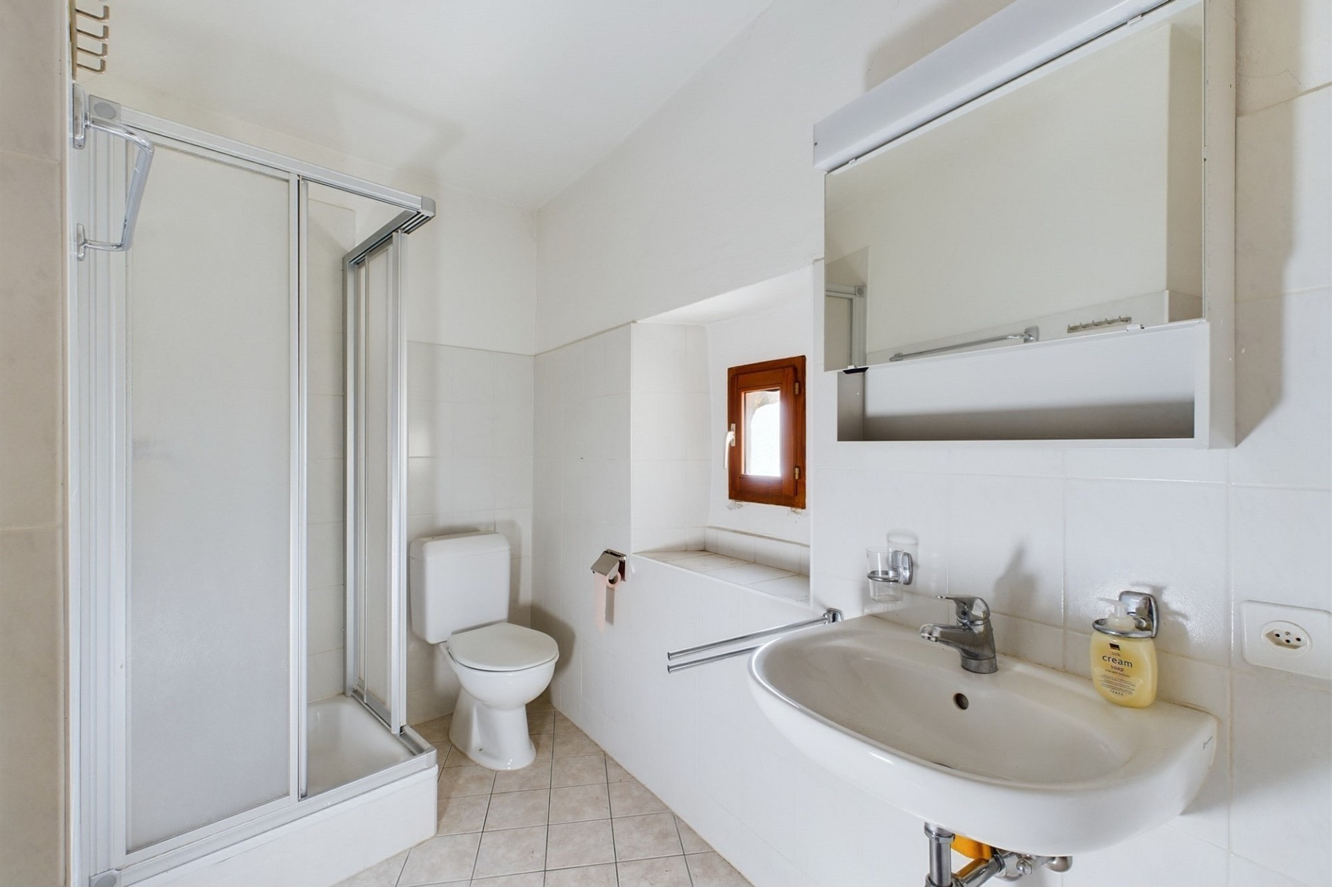 Kleines helles Badezimmer mit Dusche, WC und Waschtisch
