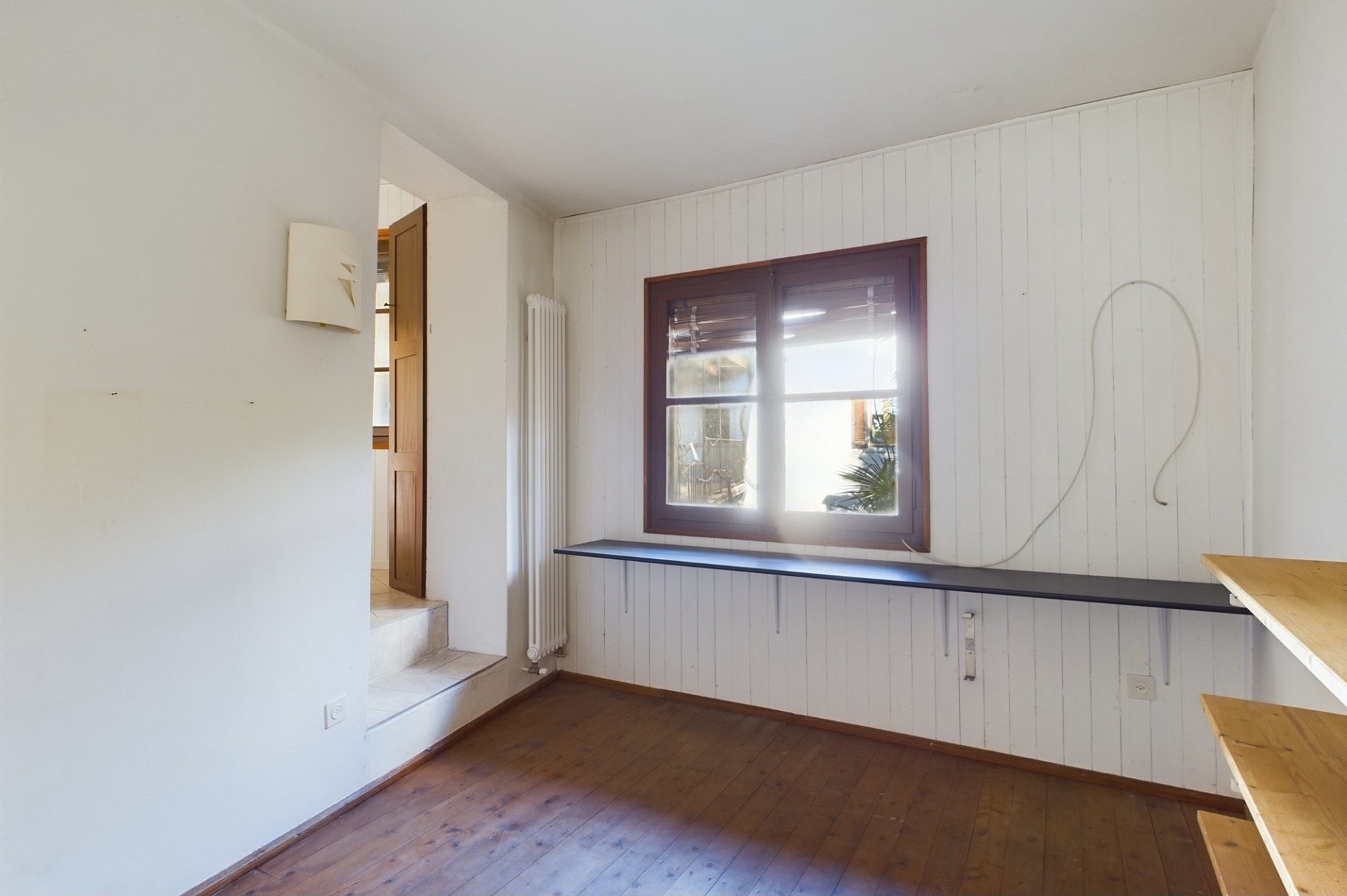 Helles kleines Zimmer mit Holzboden