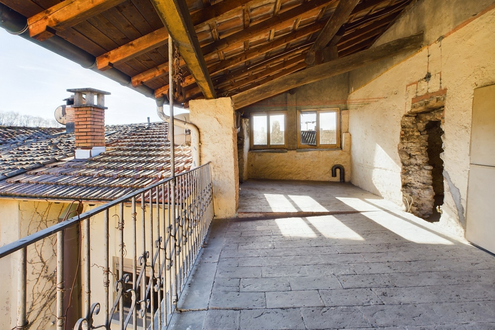 Rustikale Dachterrasse mit freigelegten Bauelementen