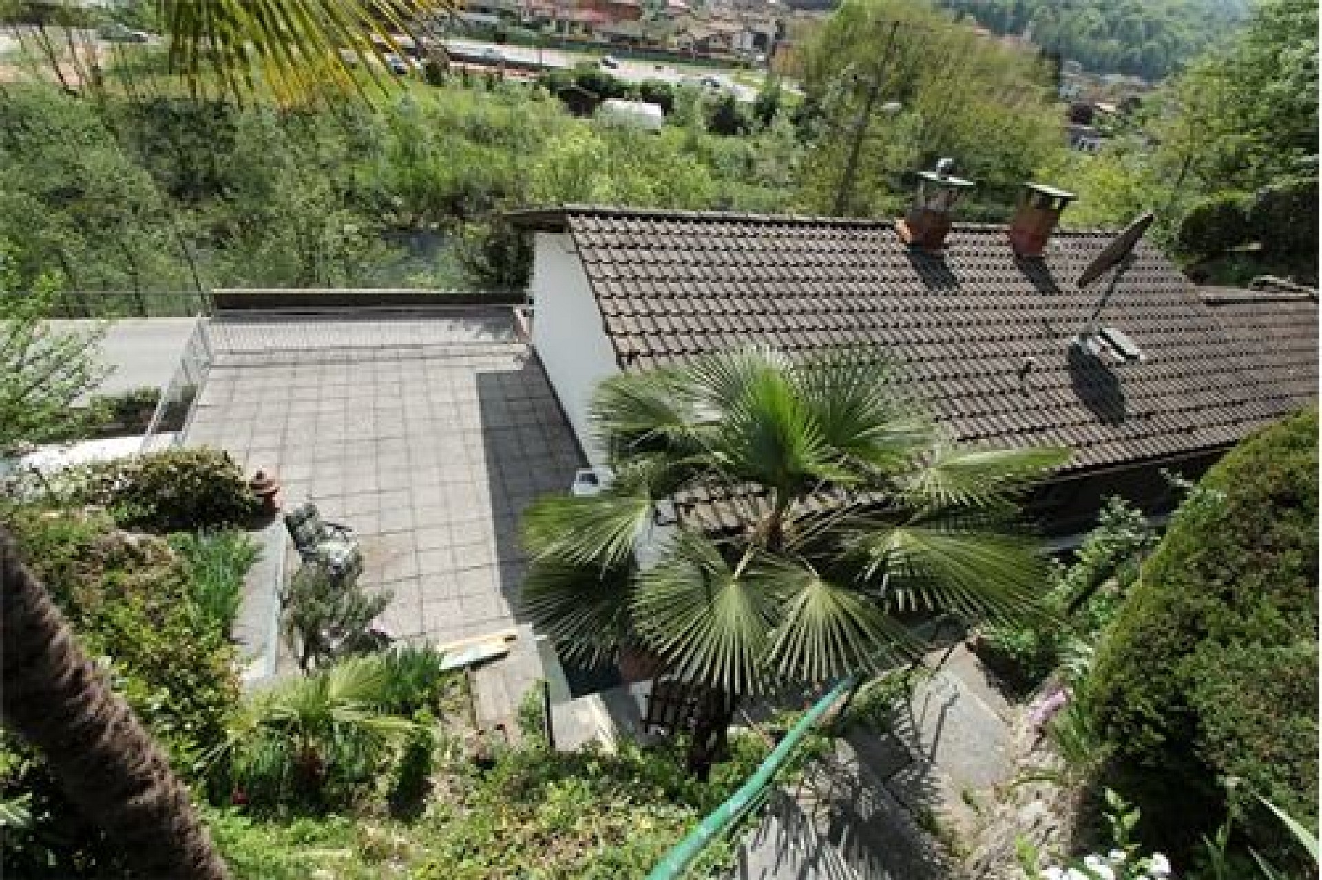 Dachansicht eines Hauses in grüner Hanglage