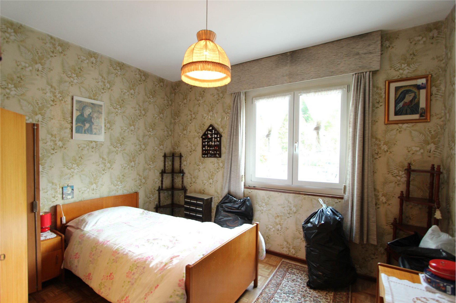 Kleines Schlafzimmer mit Blumenmuster-Tapete