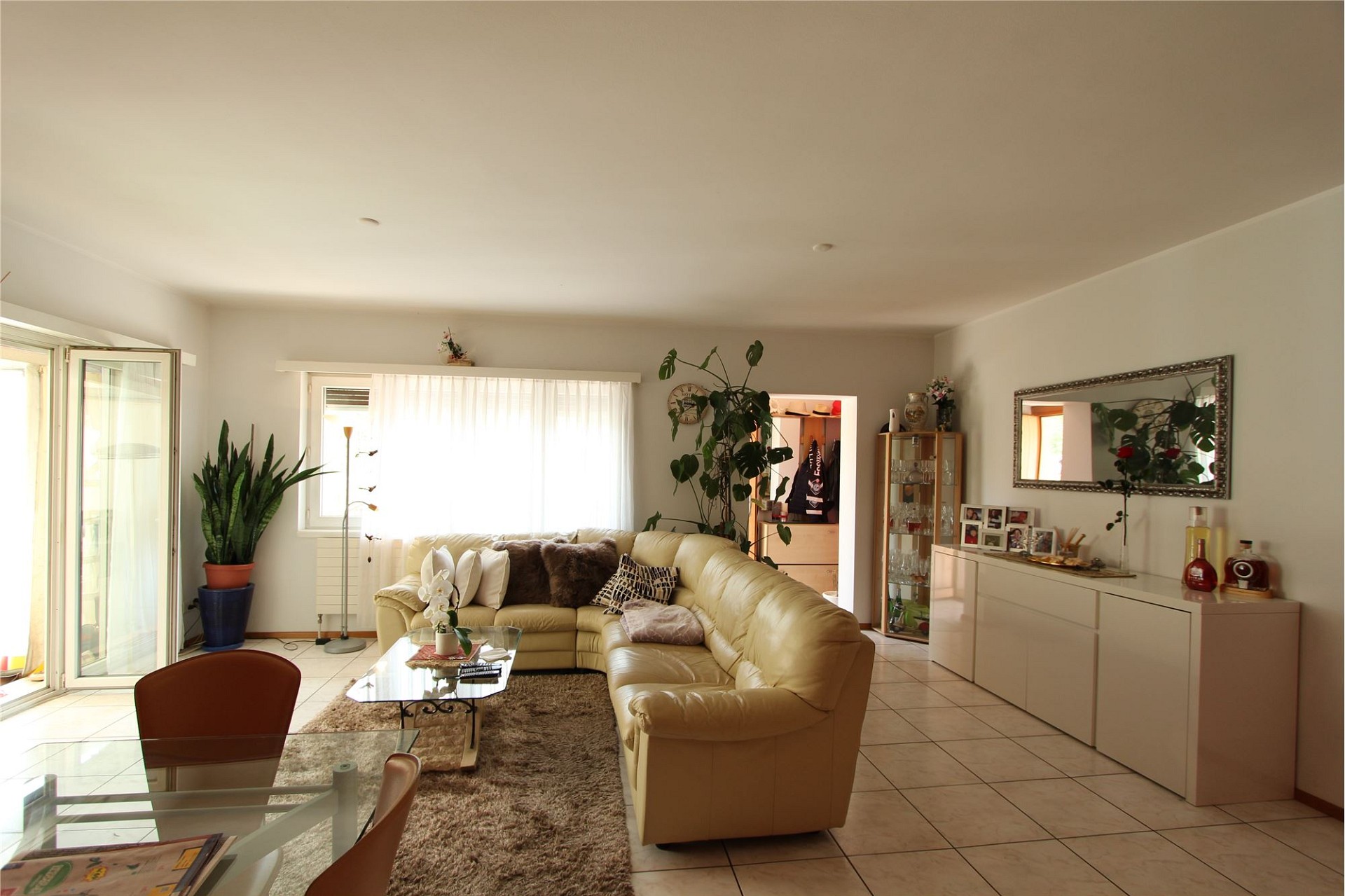 Helles Wohnzimmer mit Ecksofa