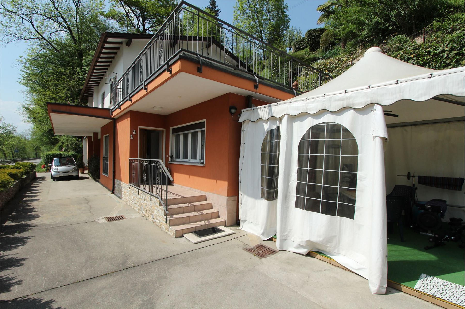 Außenansicht eines Hauses mit Terrasse und Pavillon