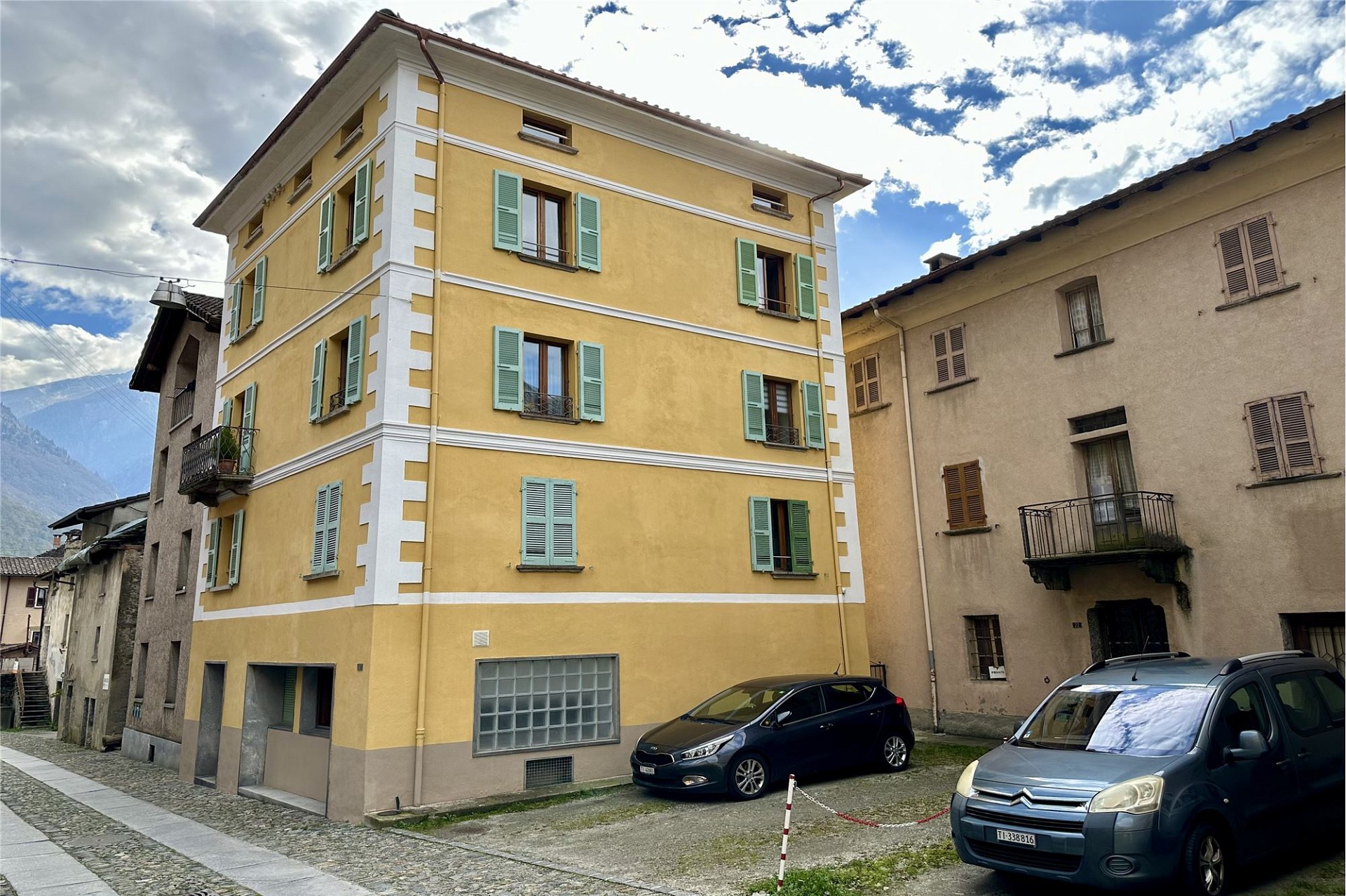 Historisches Wohngebäude mit pastellgelber Fassade