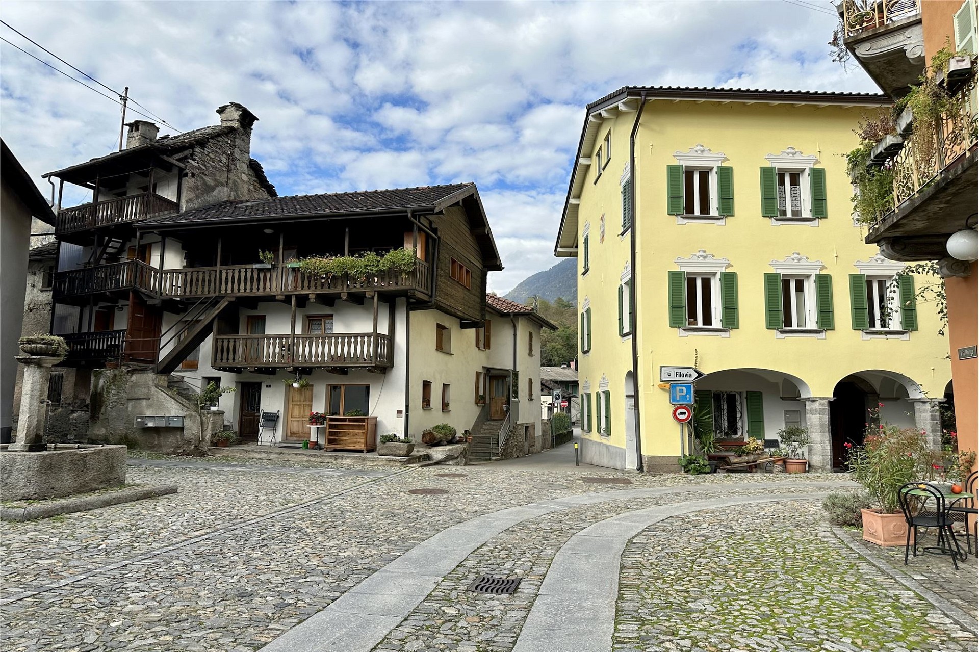 Historischer Dorfplatz mit Wohnhäusern
