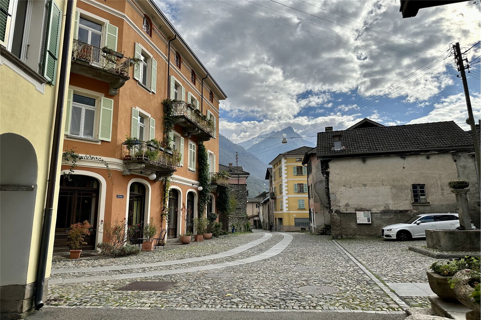 Straßenszene in einem alpenländischen Ort