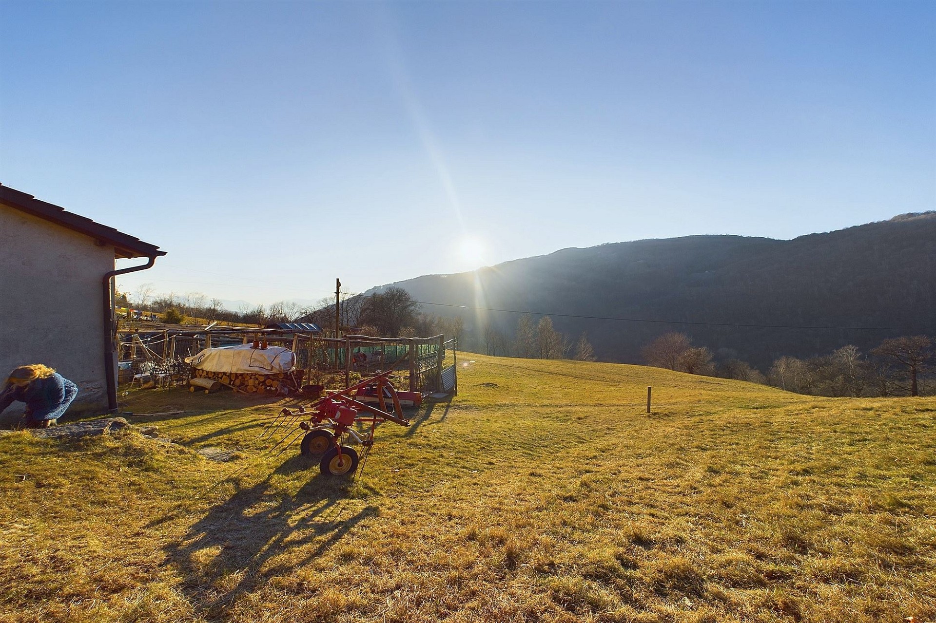 Ländliche Außenansicht mit Hanglage und weitem Blick