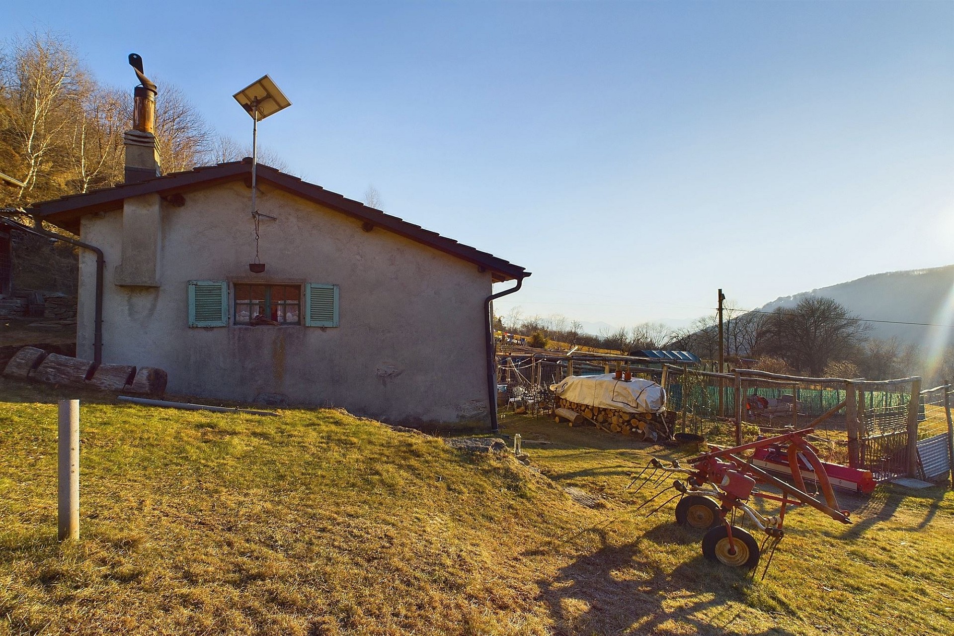 Ländliches Haus mit Garten und Bergblick