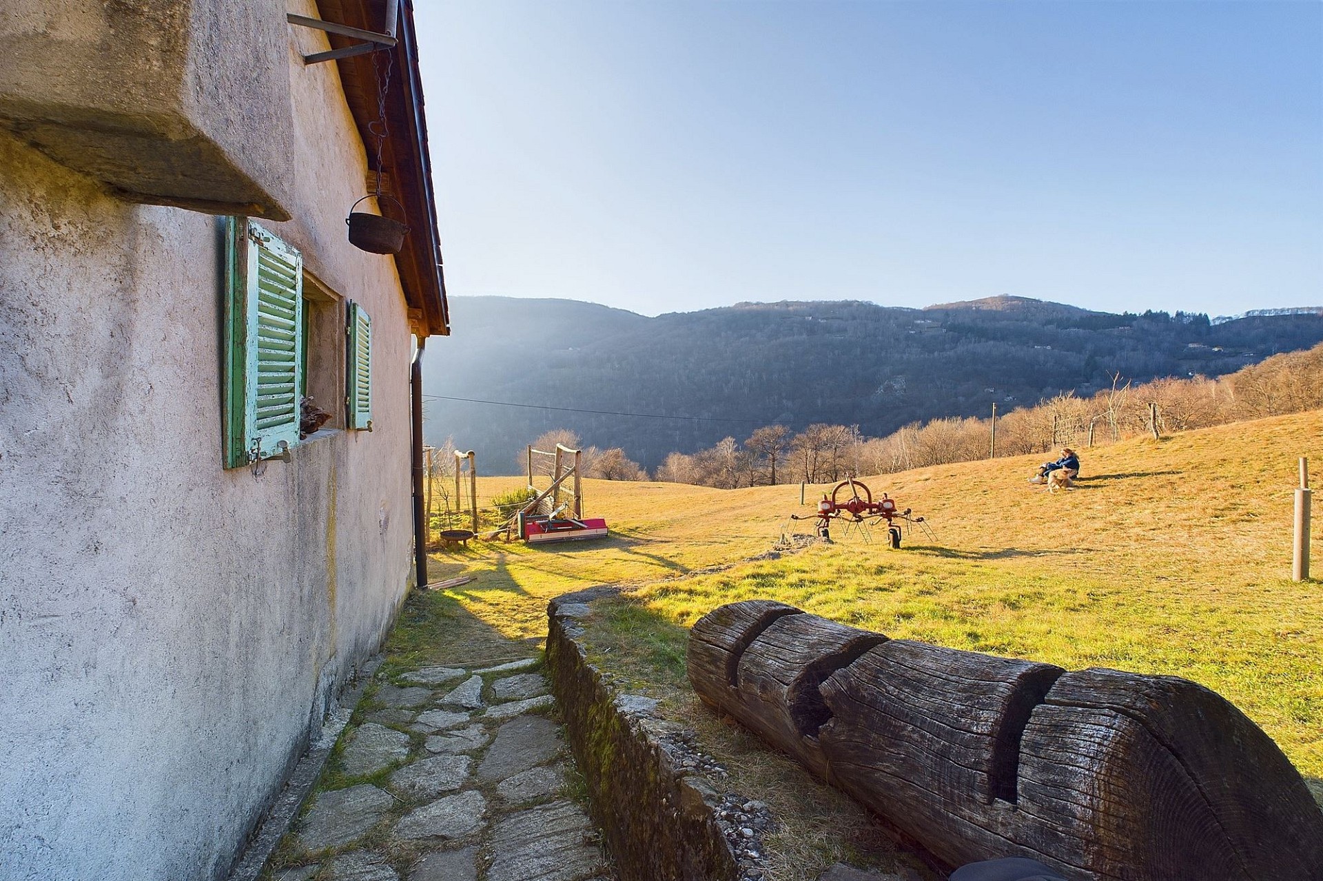 Ländliches Haus mit Ausblick auf Hügel