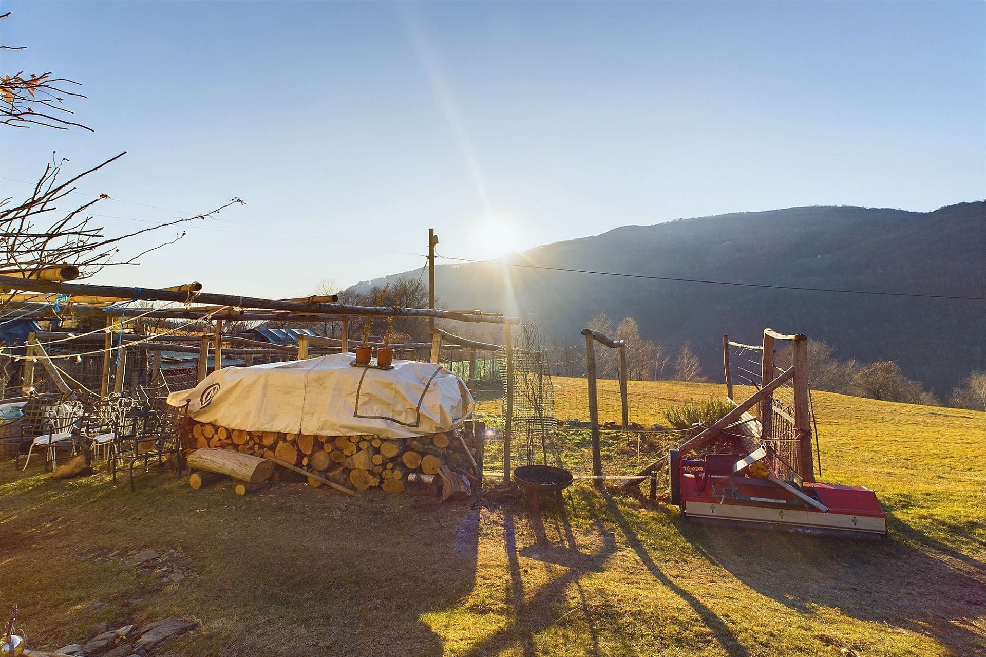 Ländliche Außenterrasse mit Feuerstelle und Bergblick