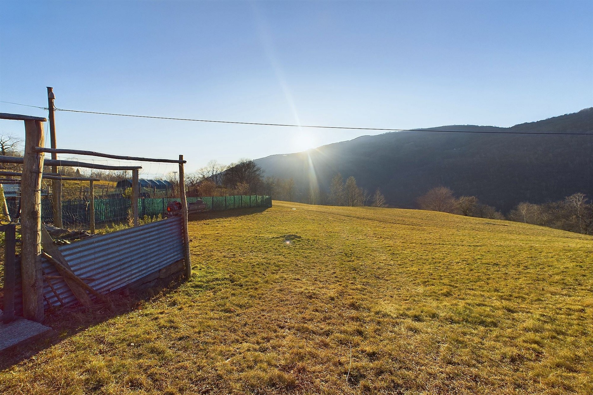 Ländliche Wiese mit Bergpanorama