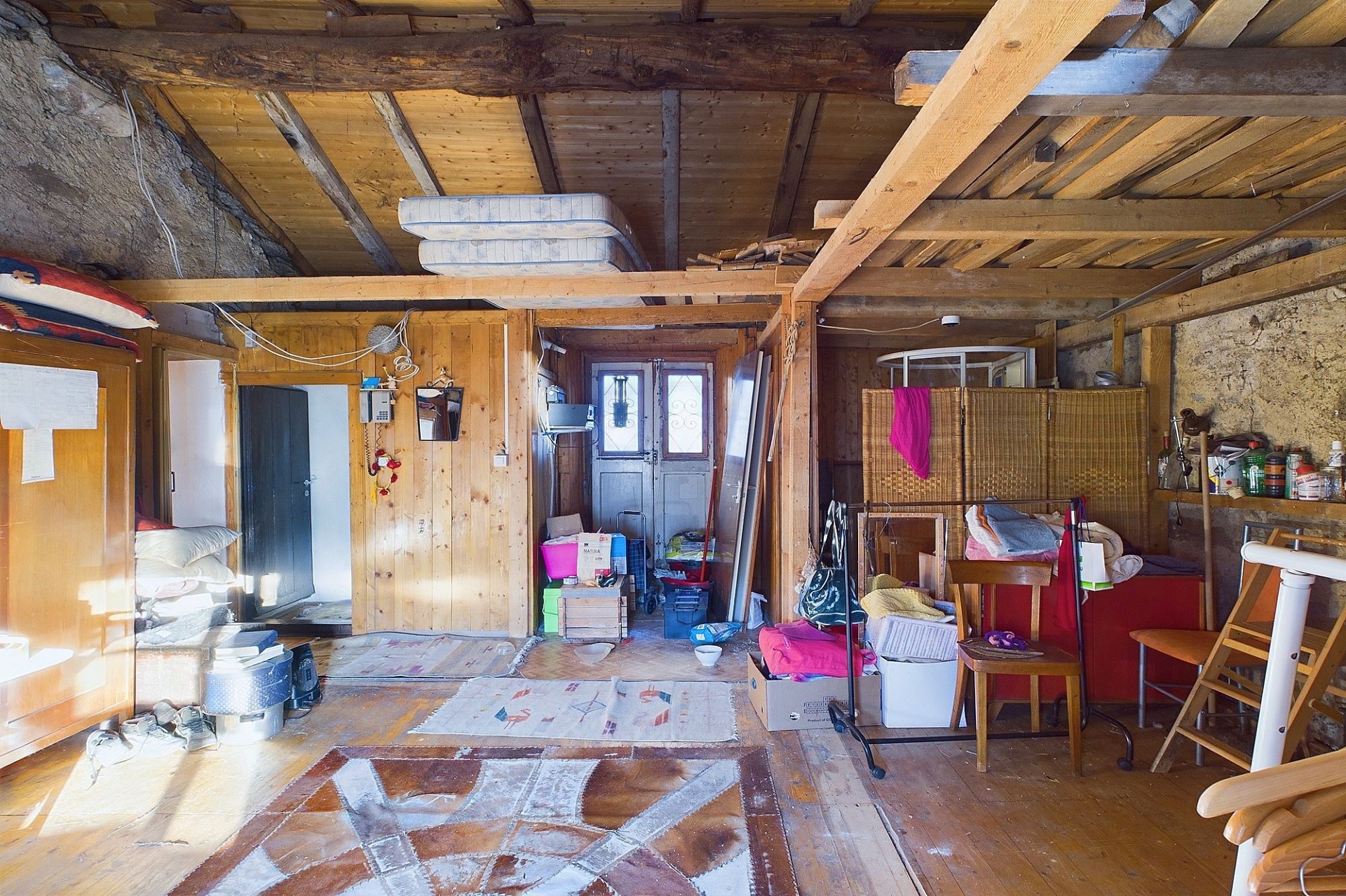 Rustikaler Innenraum mit sichtbaren Holzbalken