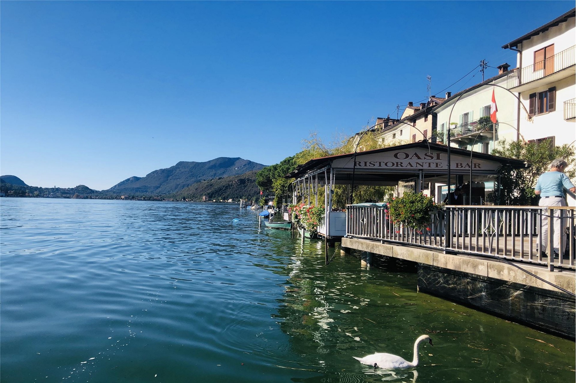 Seepromenade mit Restaurantterrasse