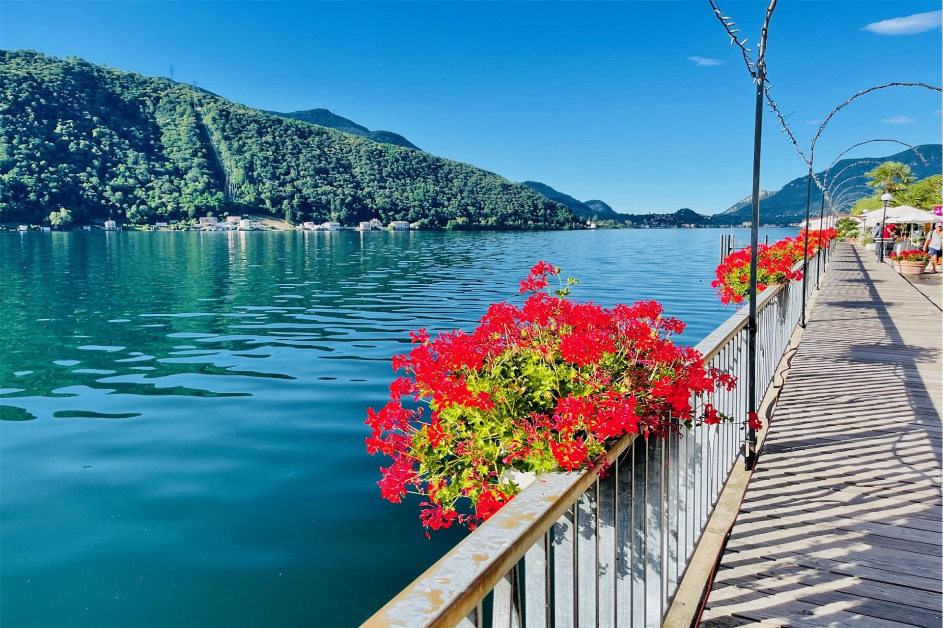 Uferpromenade am See mit Bergkulisse