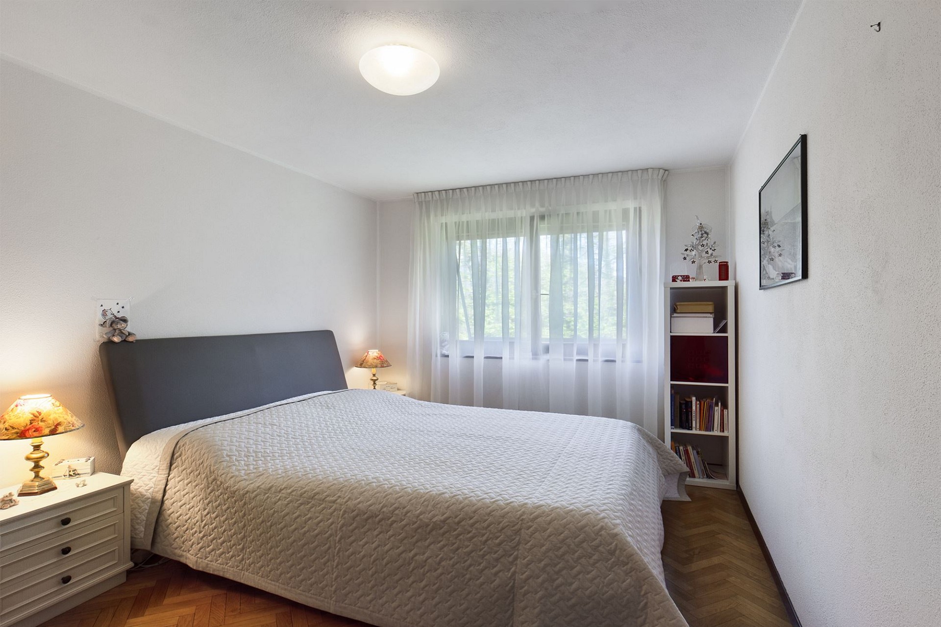 Helles Schlafzimmer mit Doppelbett