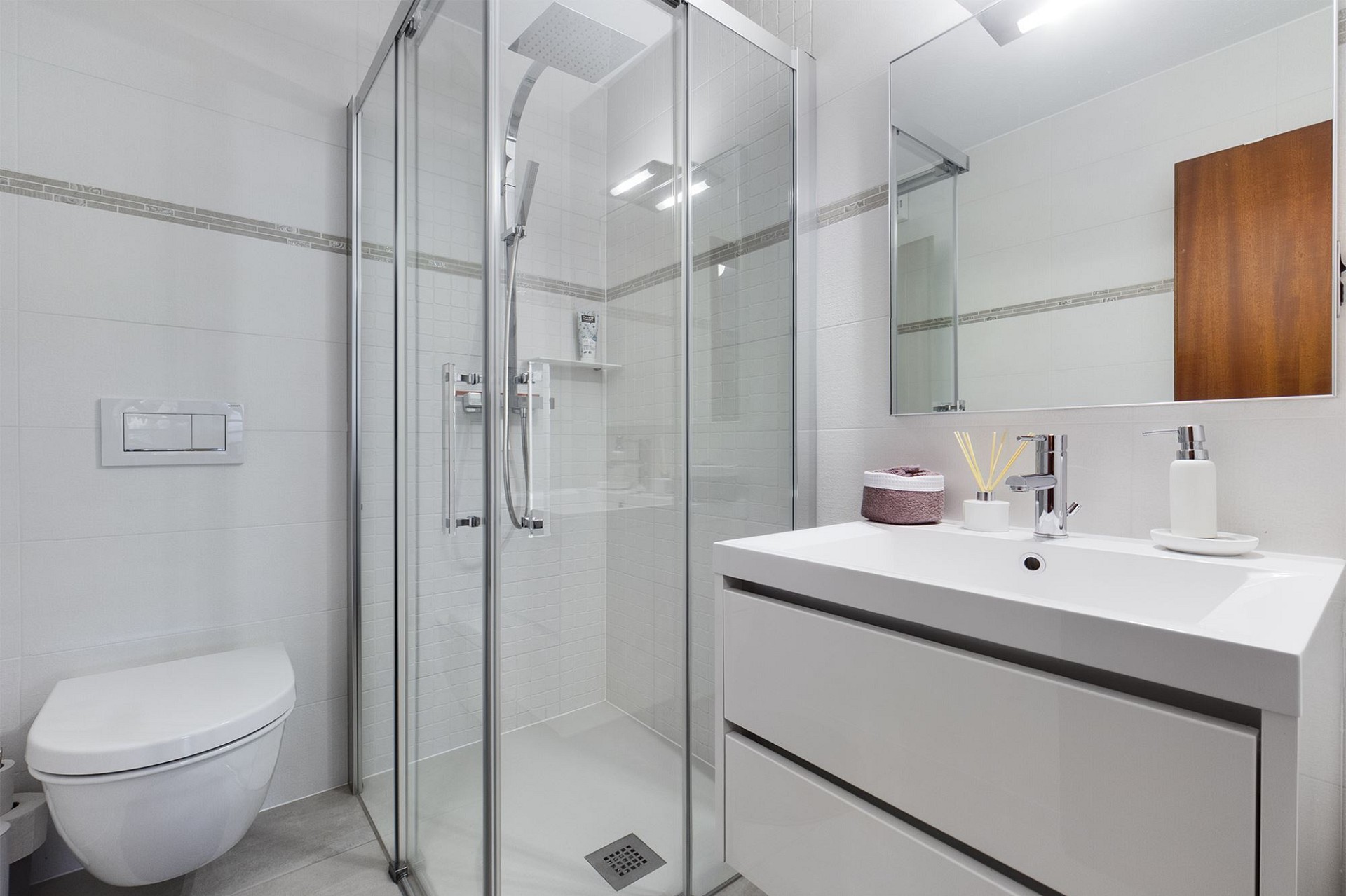 Modernes Badezimmer mit Dusche und WC