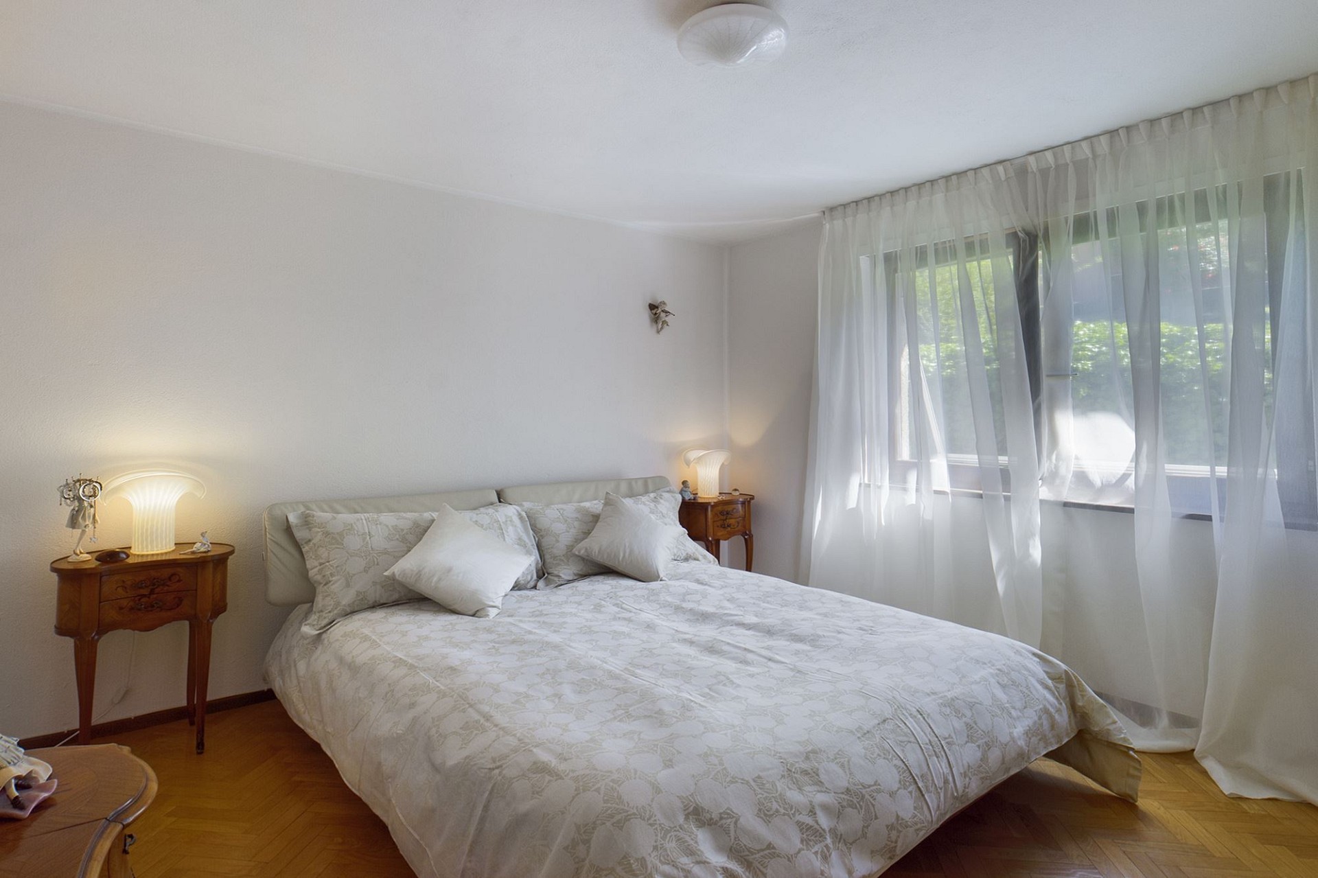 Helles Schlafzimmer mit Doppelbett und Tageslichtfenster