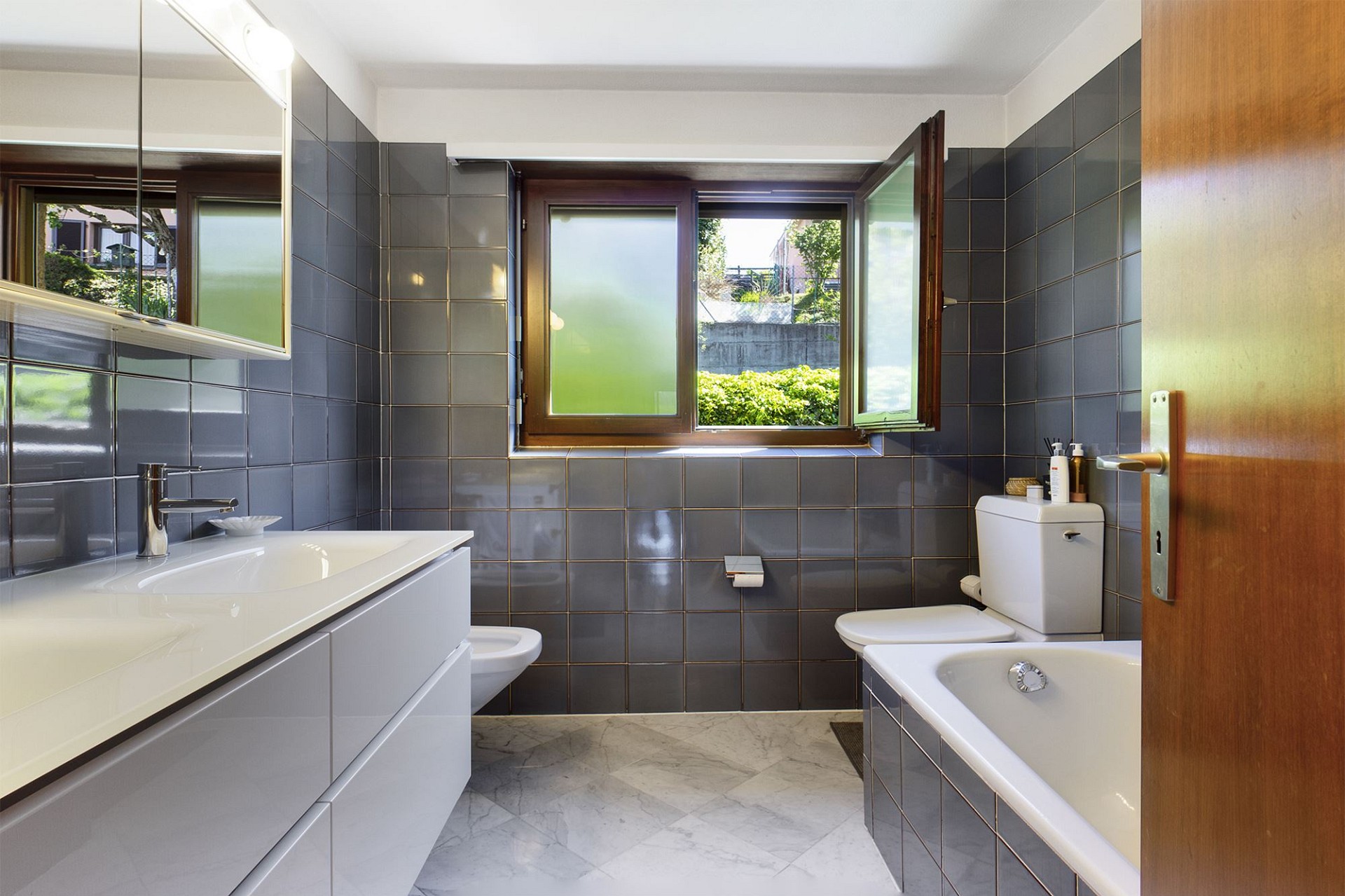 Modernes Badezimmer mit Badewanne und Fenster